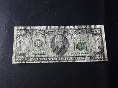 《外钞收藏家》第六百二十九期（精品场）（长期征集拍品、欢迎藏友们联系合作） 1993年美国小头版20美元 全新 尾165 边上有个裁剪瑕疵