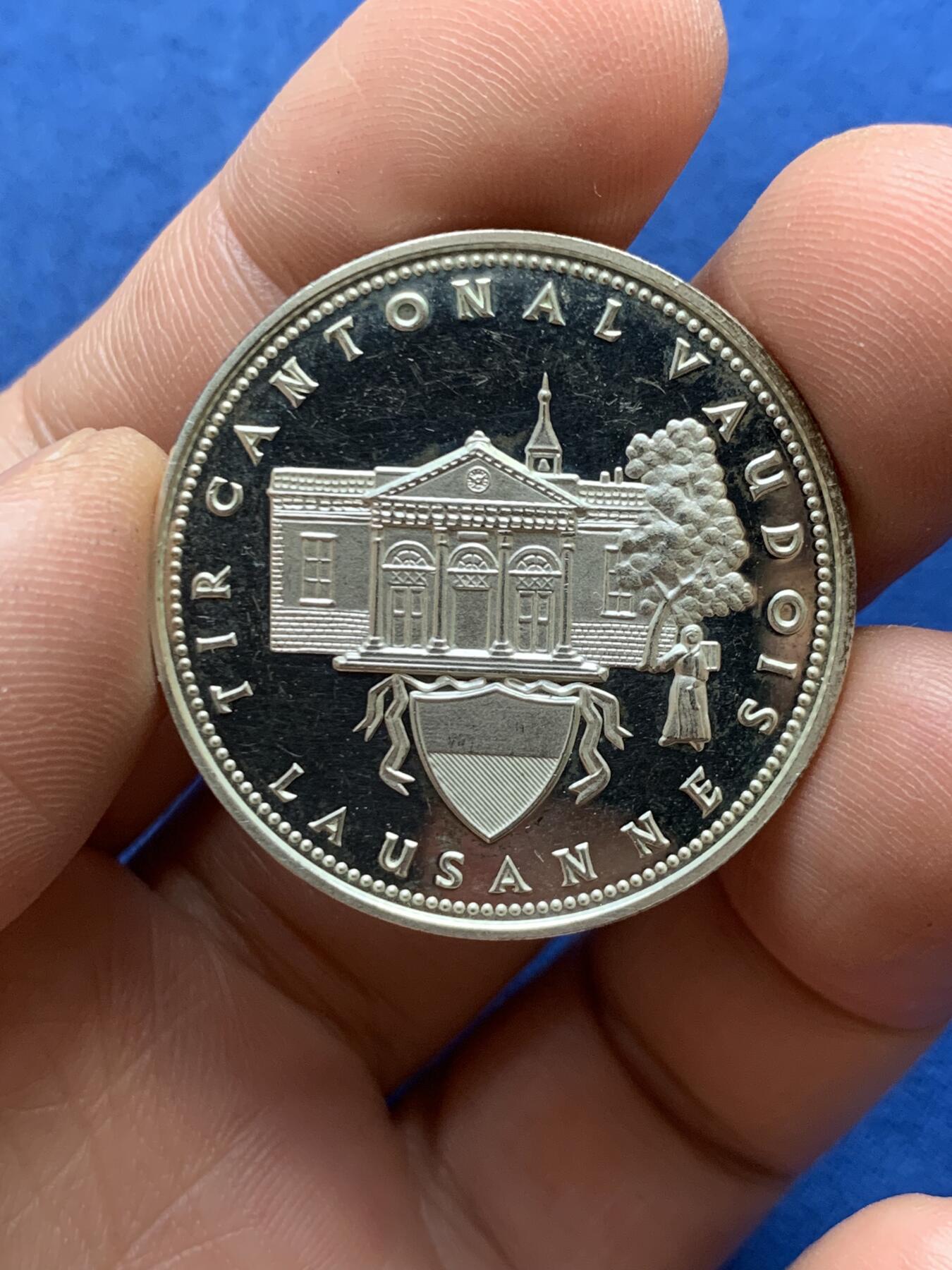 《竞宝斋》第482场 周日，周一 2场连拍 （全场包邮）20级店铺 欢迎送拍 1975年瑞士沃州洛桑射击协会150周年纪念银章，900银，33mm，15克。