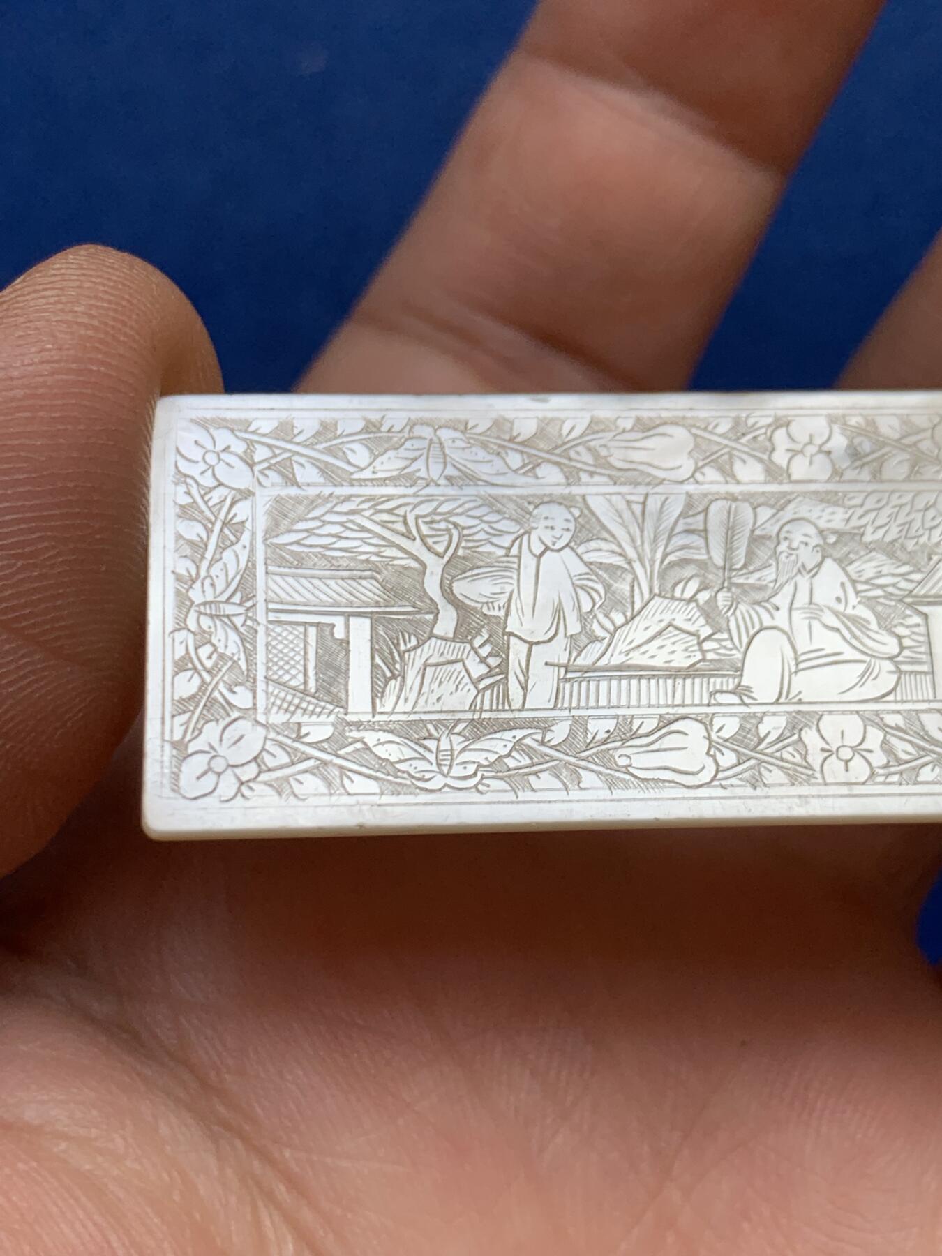 《竞宝斋》第482场 周日，周一 2场连拍 （全场包邮）20级店铺 欢迎送拍 清代螺钿筹码，清代工匠手工精雕出口至欧美贵族的贝母制品，东方韵味，珠光玉润，雕刻精美，稀奇类似拍品价格达500+。4.5克，58.6*20.3mm。