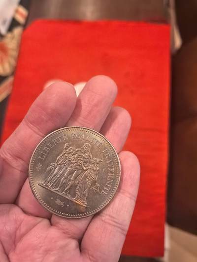 欧洲银章、铜章，大优惠起拍价都是银价计算 欧洲50大力神30克5彩包浆一枚，起拍价格小于银价