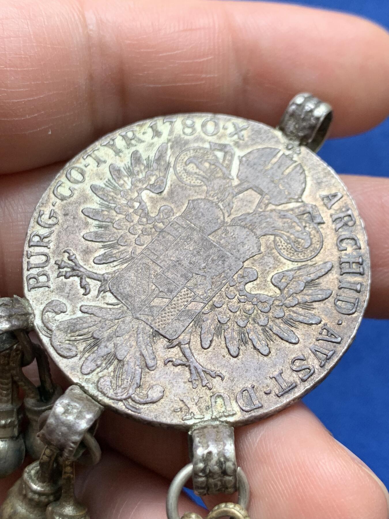 《竞宝斋》第482场 周日，周一 2场连拍 （全场包邮）20级店铺 欢迎送拍 奥匈帝国后铸双须版大奶妈银币吊坠，重36.5克，原味老包浆，早期的款式。