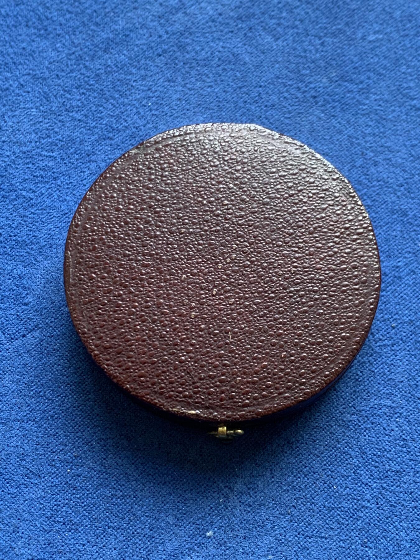 《竞宝斋》第482场 周日，周一 2场连拍 （全场包邮）20级店铺 欢迎送拍 1882年法国主题婚礼纪念大银章，带原盒。正面：刻画新人在基督教祭坛与十字架前宣誓的场景，边缘标注“MARIAGE”与“FIDELITE”，底部有“FRAISSE F.”雕刻师署名，背面：以玫瑰花环环绕花体字母组合，玫瑰象征爱情忠贞，花环设计强化婚姻圆满的寓意。直径：41.2mm，重：31.8g，蜜蜂银标。