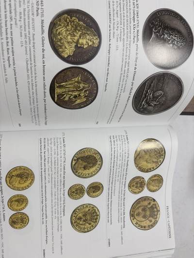 文馨钱币收藏第 303 场，【五一钱币荟，收藏盛宴】长期接代拍业务 世界各国各朝各代货币介绍目录大全附带价格表，应有尽有，全书共 704 页，非常厚重，约几公斤，不包邮，中拍实收快递邮费