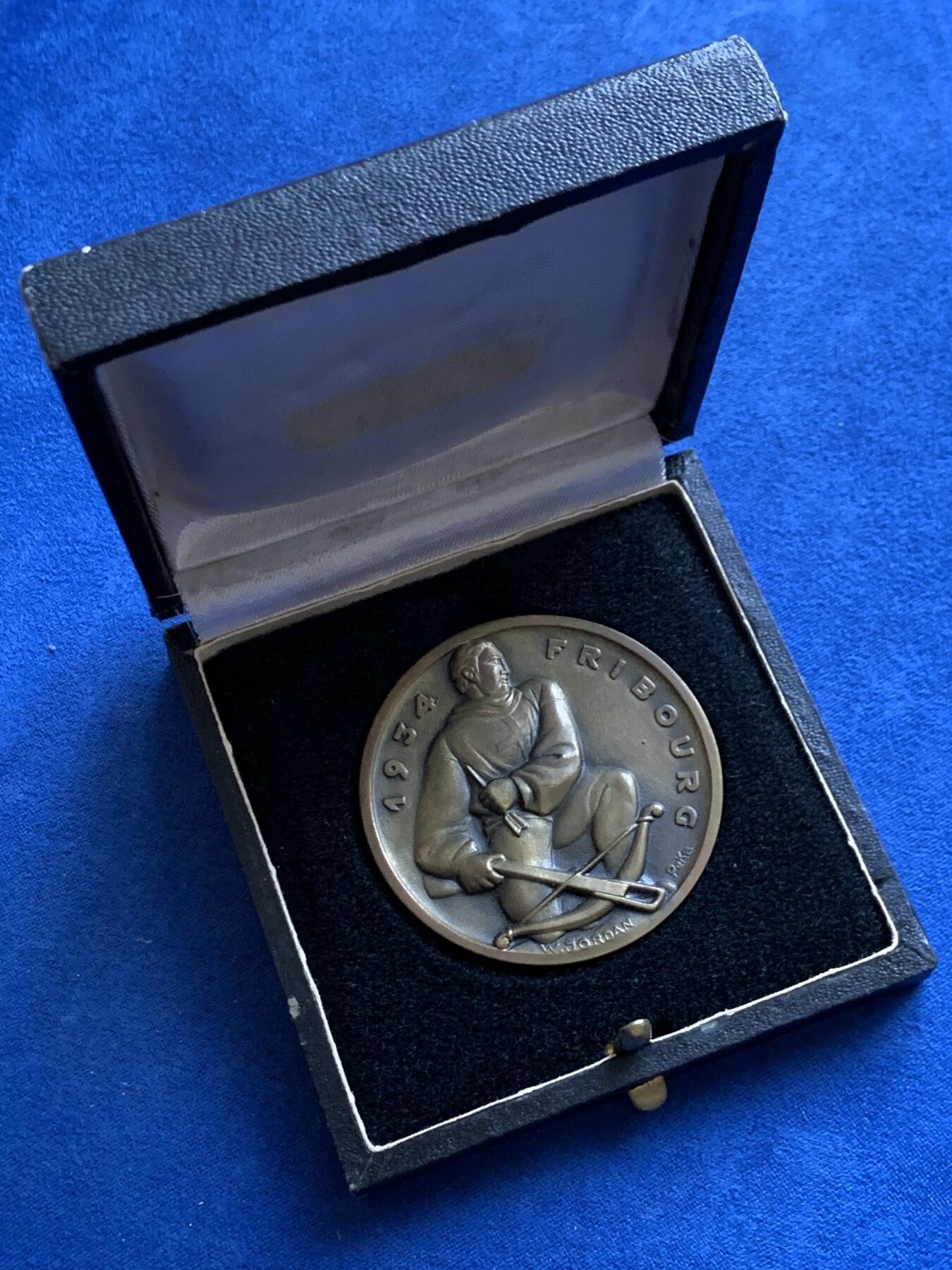 《竞宝斋》第482场 周日，周一 2场连拍 （全场包邮）20级店铺 欢迎送拍 1934年瑞士弗莱堡射击节铜章，49.5mm，53.2克，存世量少，带盒，品相极好