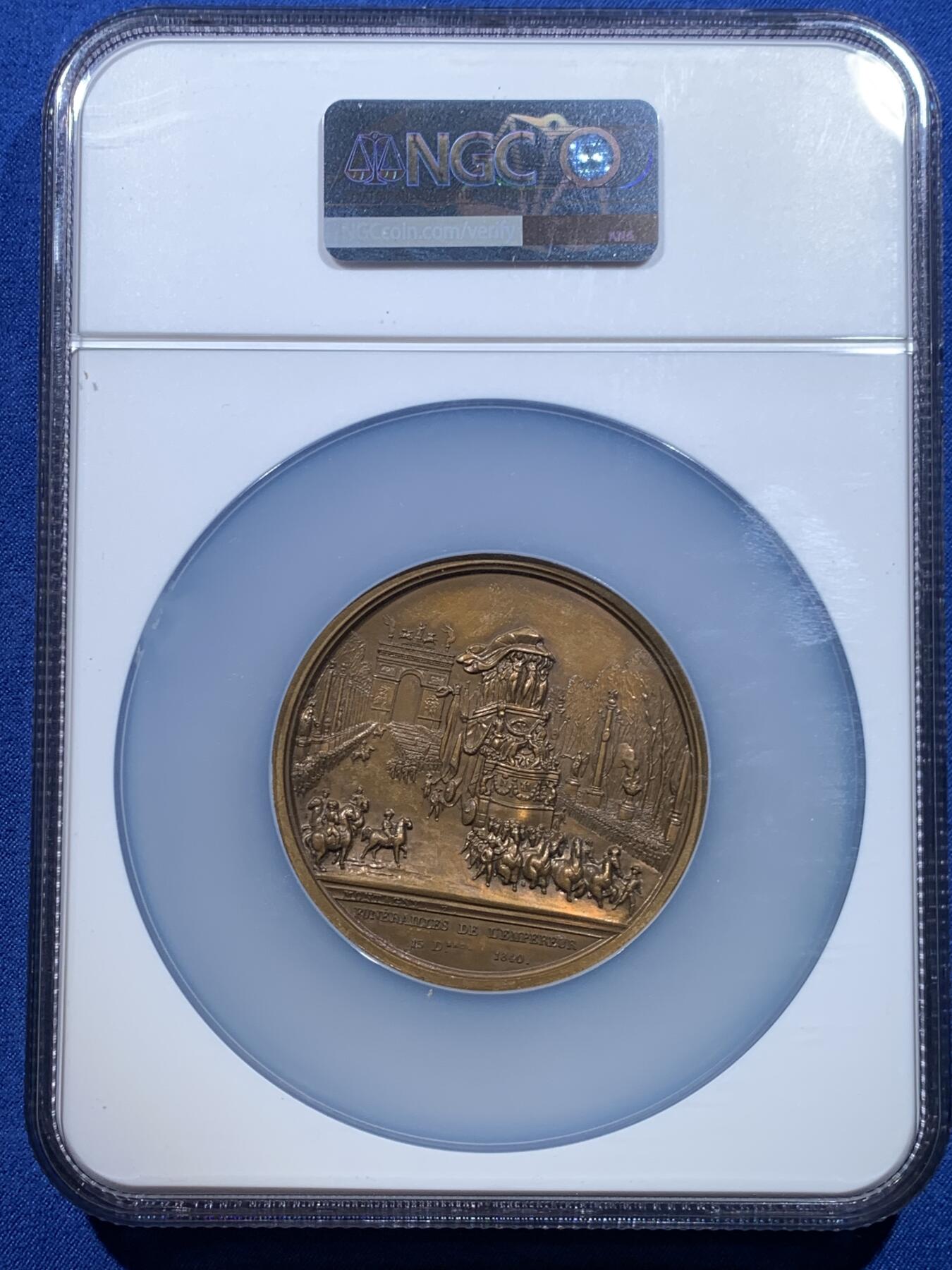 《竞宝斋》第482场 周日，周一 2场连拍 （全场包邮）20级店铺 欢迎送拍 NGC UNCD 法国1840年拿破仑巴黎葬礼大型铜章，场面刻画恢弘大气，在后铸版本里细节体现已经非常好了，直径58.5mm，重105克，加大加厚盒