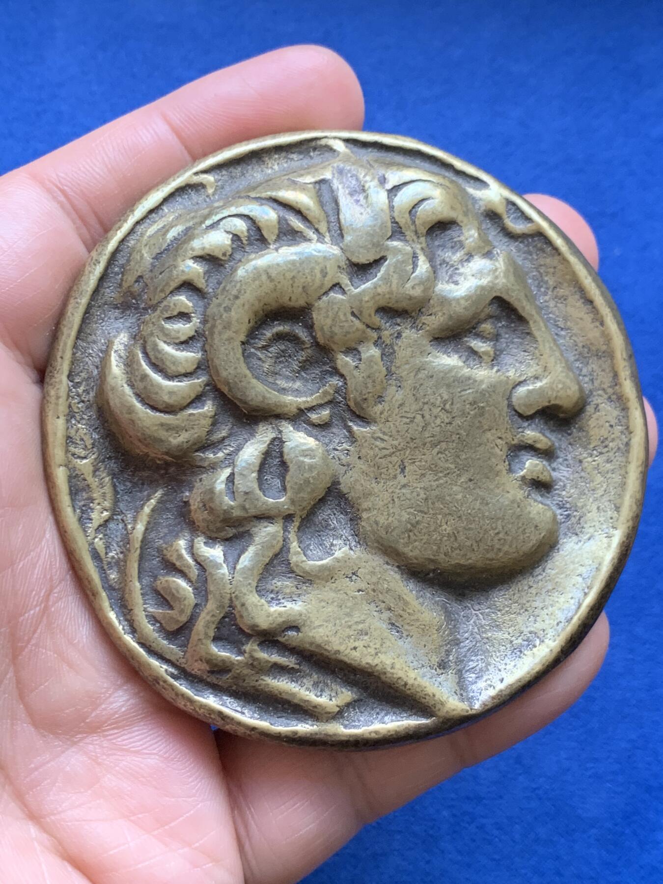 《竞宝斋》第482场 周日，周一 2场连拍 （全场包邮）20级店铺 欢迎送拍 古希腊大力神亚历山大公羊角造型大铜章 240.5克 72.8mm 细节见图