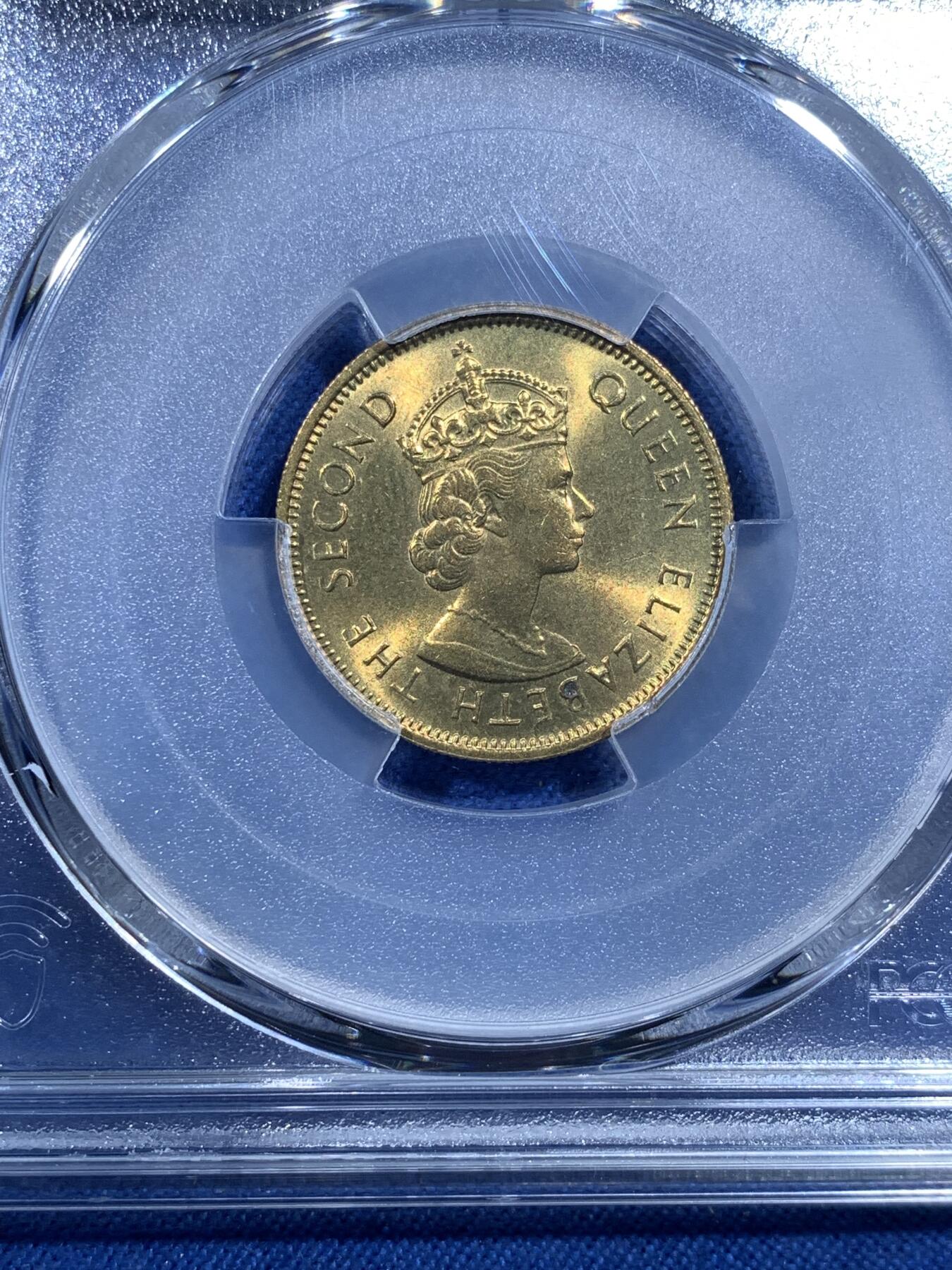 《竞宝斋》第482场 周日，周一 2场连拍 （全场包邮）20级店铺 欢迎送拍 PCGS MS64 香港1980年伊丽莎白女王二世1毫特年 车轮光状态漂亮 此品种背面多带胶水 出分不易