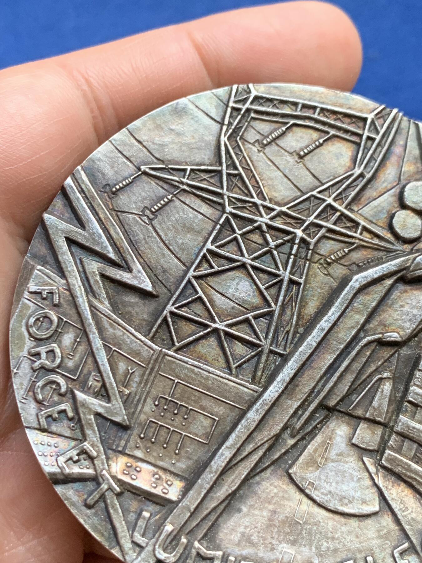 《竞宝斋》第482场 周日，周一 2场连拍 （全场包邮）20级店铺 欢迎送拍 法国电力公司FORCLUM 50周年纪念镀银铜章 少见品种 175.2克 67.2mm