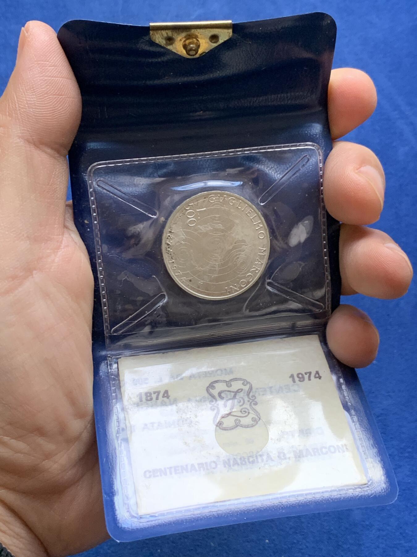 《竞宝斋》第482场 周日，周一 2场连拍 （全场包邮）20级店铺 欢迎送拍 小钱包 意大利1974年无线电报之父伽利尔摩·马可尼诞辰100周年500里拉纪念银币 背面意大利地图配无线电花纹很有设计感 835银 11克