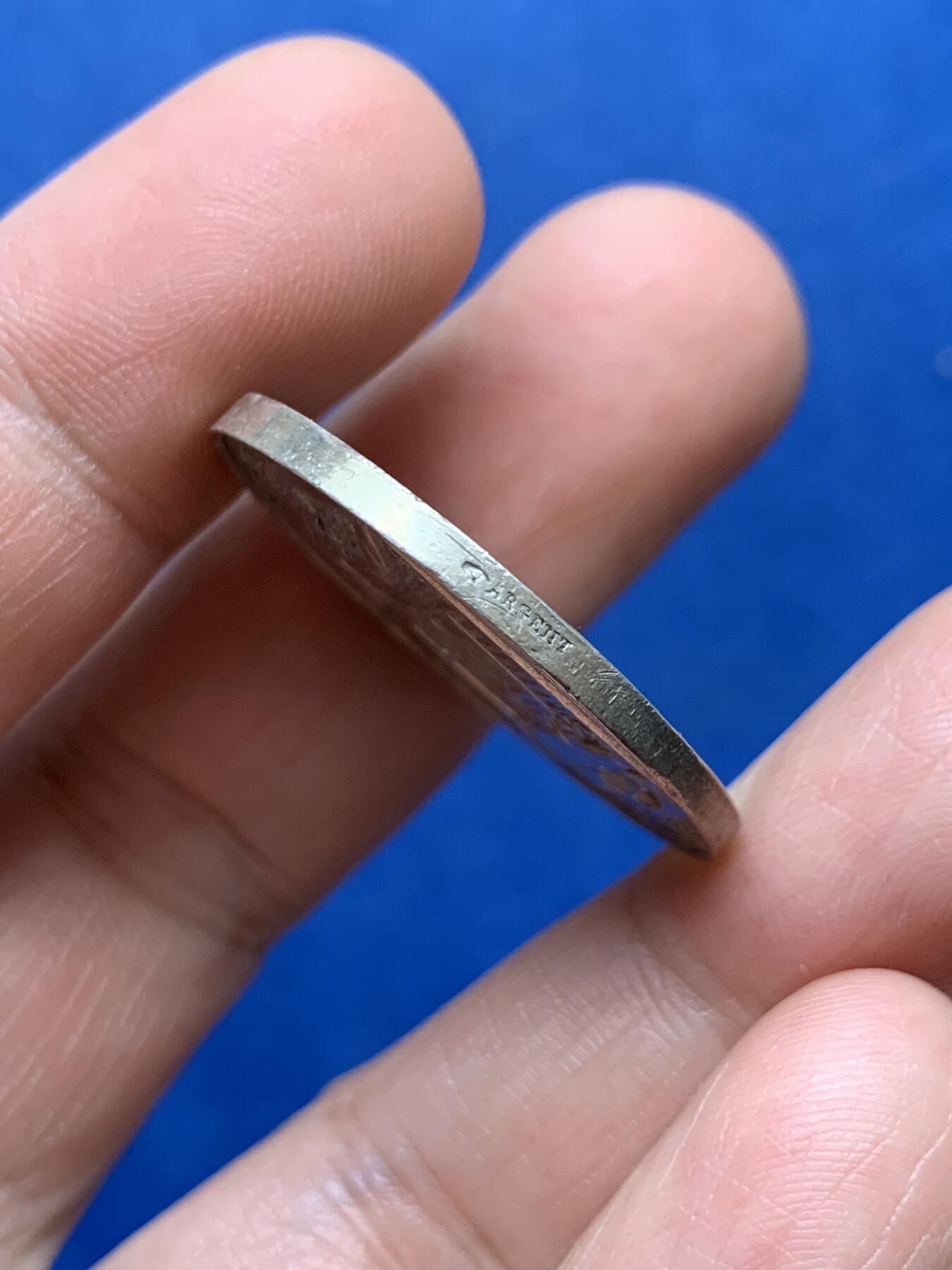 《竞宝斋》第482场 周日，周一 2场连拍 （全场包邮）20级店铺 欢迎送拍 早期婚礼银章 12.3克 29.8mm 小手指银标 背面未刻字