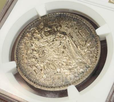 文馨钱币收藏第 303 场，【五一钱币荟，收藏盛宴】长期接代拍业务 NGC MS64 日本 1964 年东京奥运会 1000 元大银币，黄油彩光点点，淡淡金焦黄边包浆极其完美