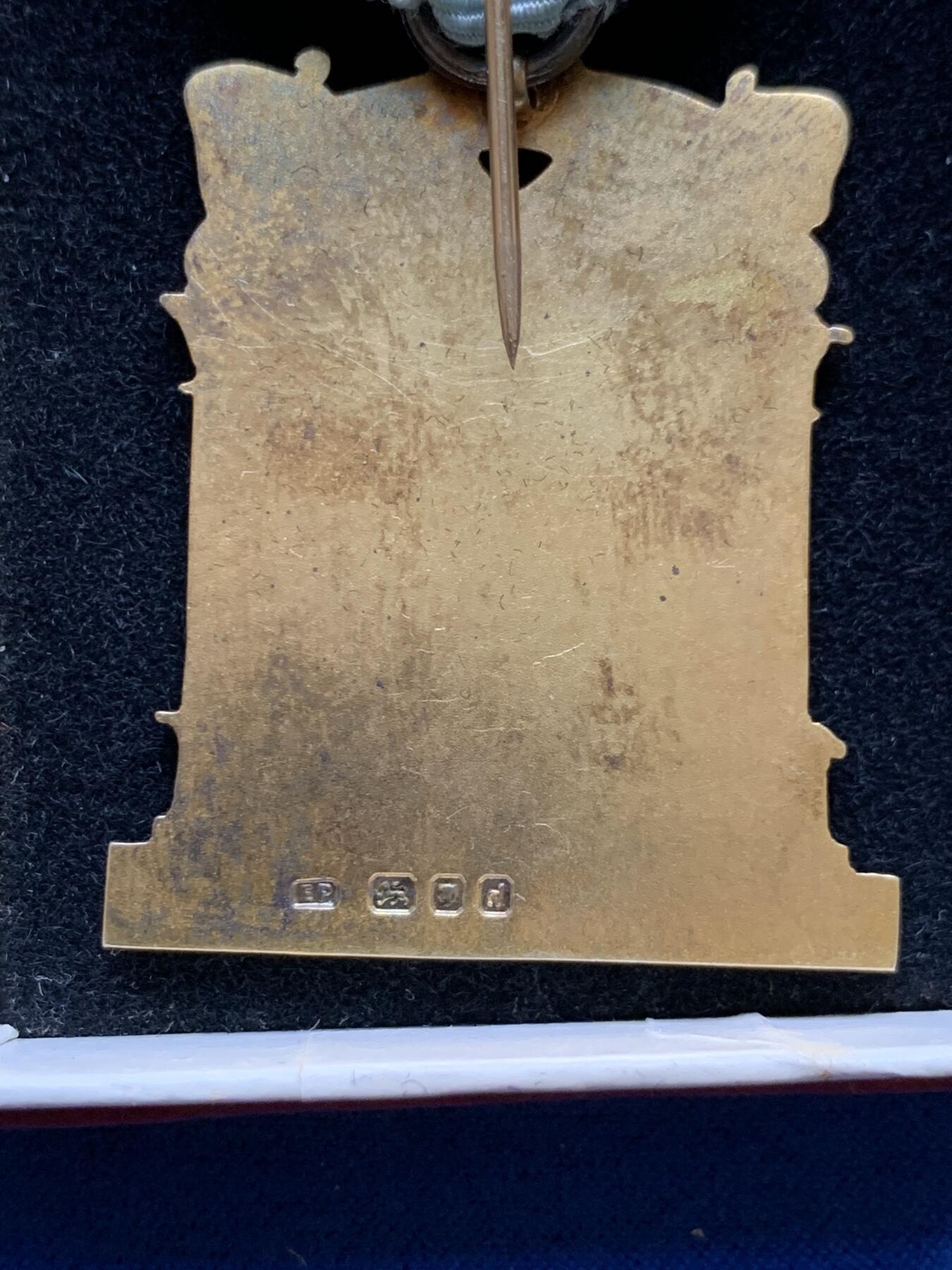 《竞宝斋》第482场 周日，周一 2场连拍 （全场包邮）20级店铺 欢迎送拍 英国1959年共济会镀金银章。设计奢美，工艺精湛，走狮银标清晰，金水饱满，细节见图。总重约32.7克