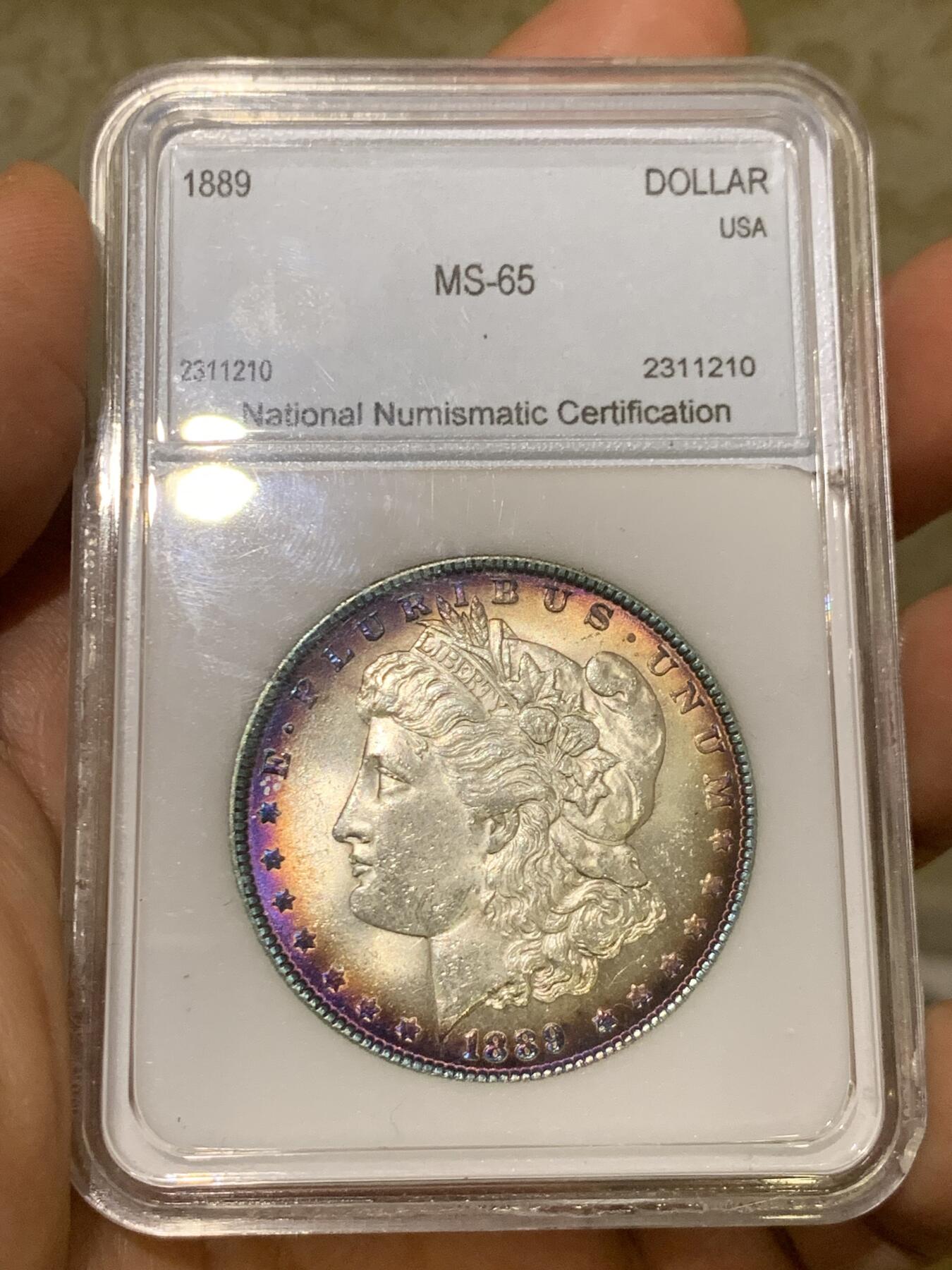 《竞宝斋》第482场 周日，周一 2场连拍 （全场包邮）20级店铺 欢迎送拍 NNC MS65 美国1889年摩根银币 凝夜紫均匀环彩视觉效果极佳 细节见图