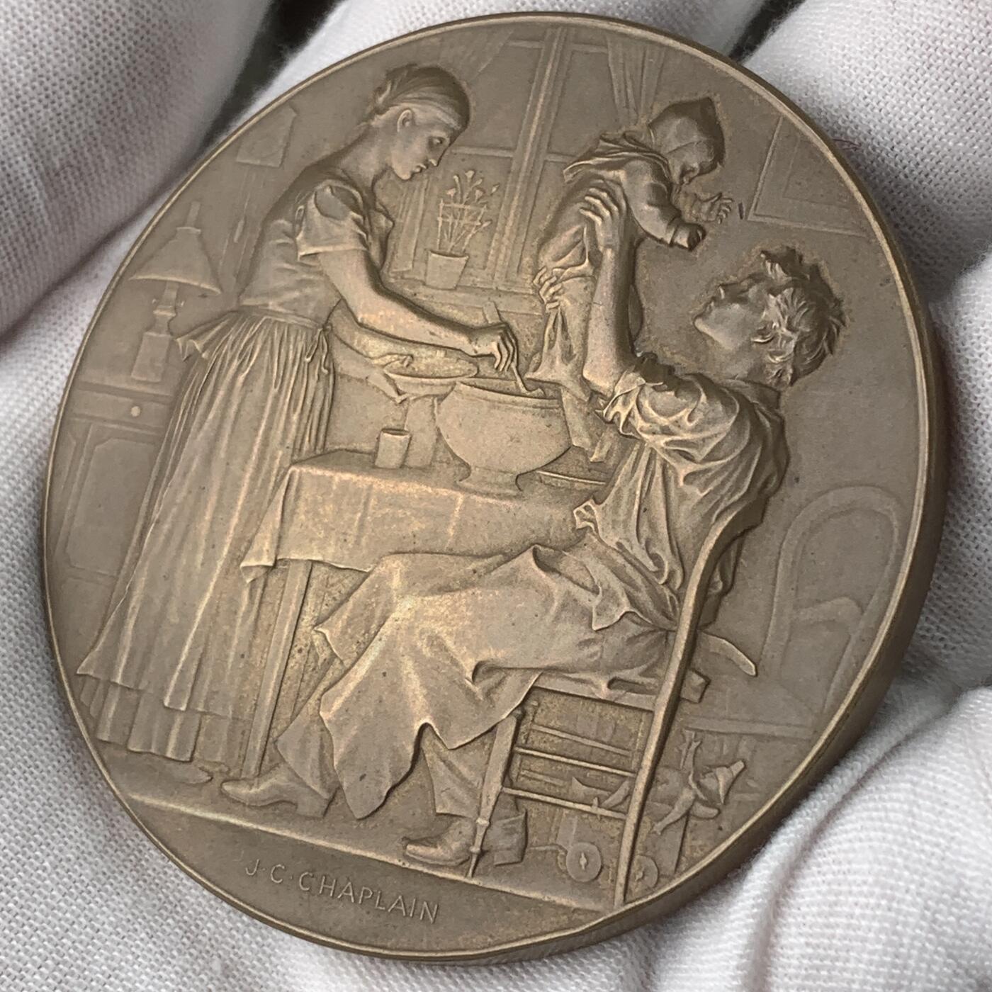 掌中浮雕-藏着的欧洲第059场 1891年法国廉价住宅协会铜章，61mm，chaplain雕刻，原盒。