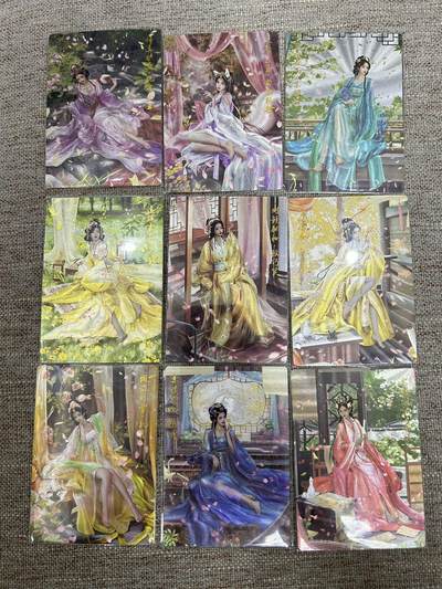 喜灰玩卡拍卖第八期，接拍品0佣金，欢迎送拍，释放现金流，让自己有资金可以购买更多喜欢的卡牌，让别的卡友能淘到更多心仪的卡牌 卡德曼 兰心老师绘 蔡琰 何姬 孔月 马伶俐 段巧笑 马翠 朱佩兰 白面狐狸 孔雀公主 一组九张 折光粗闪