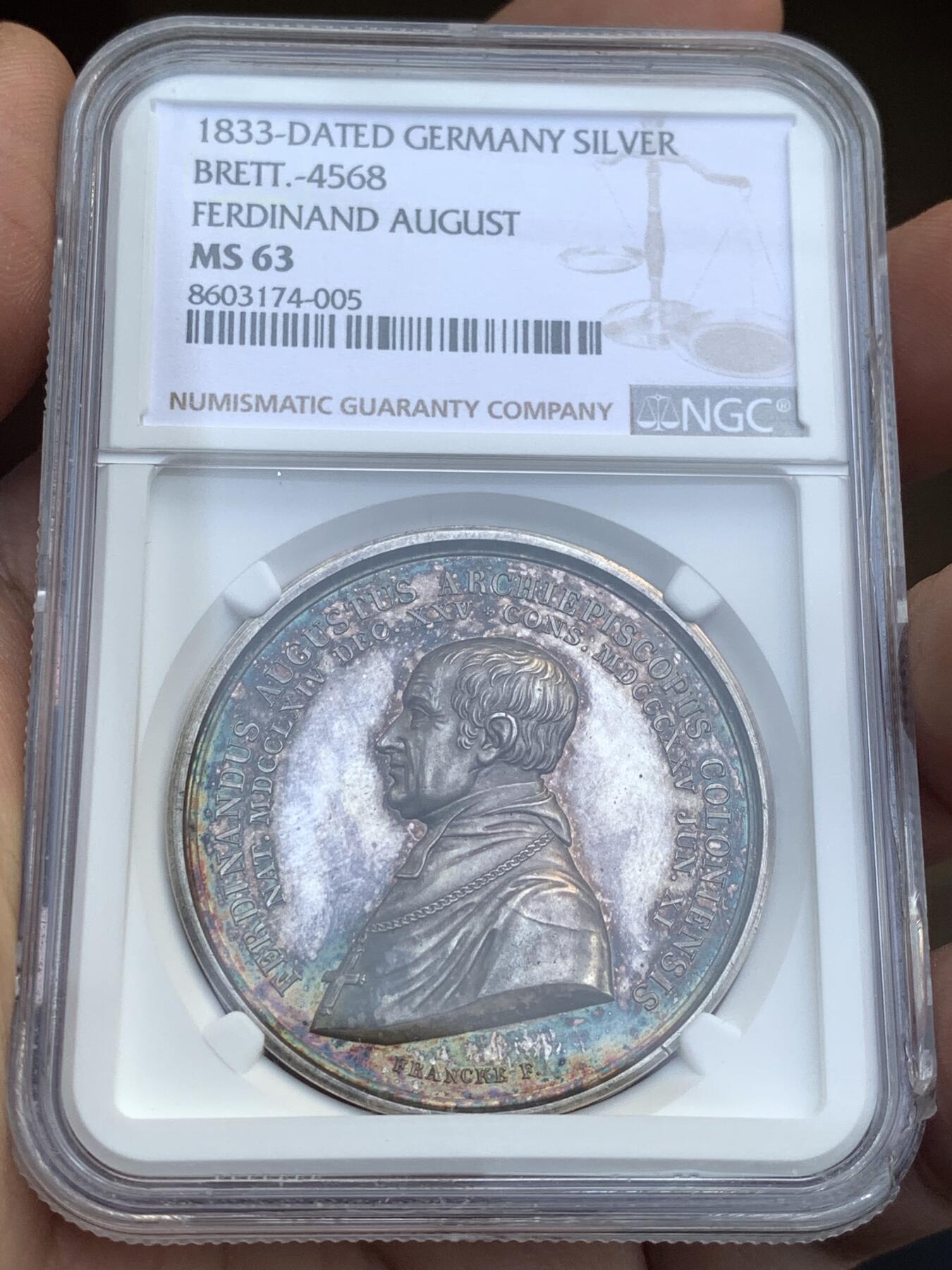 《竞宝斋》第482场 周日，周一 2场连拍 （全场包邮）20级店铺 欢迎送拍 NGC MS63 德国 1833年科隆费迪南德奥古斯塔主教纪念大银章，加厚盒，人物高浮雕，炫五彩包浆，早期德国高艺术性银章，细节雕刻极佳。盒子右侧有损，细节见图。