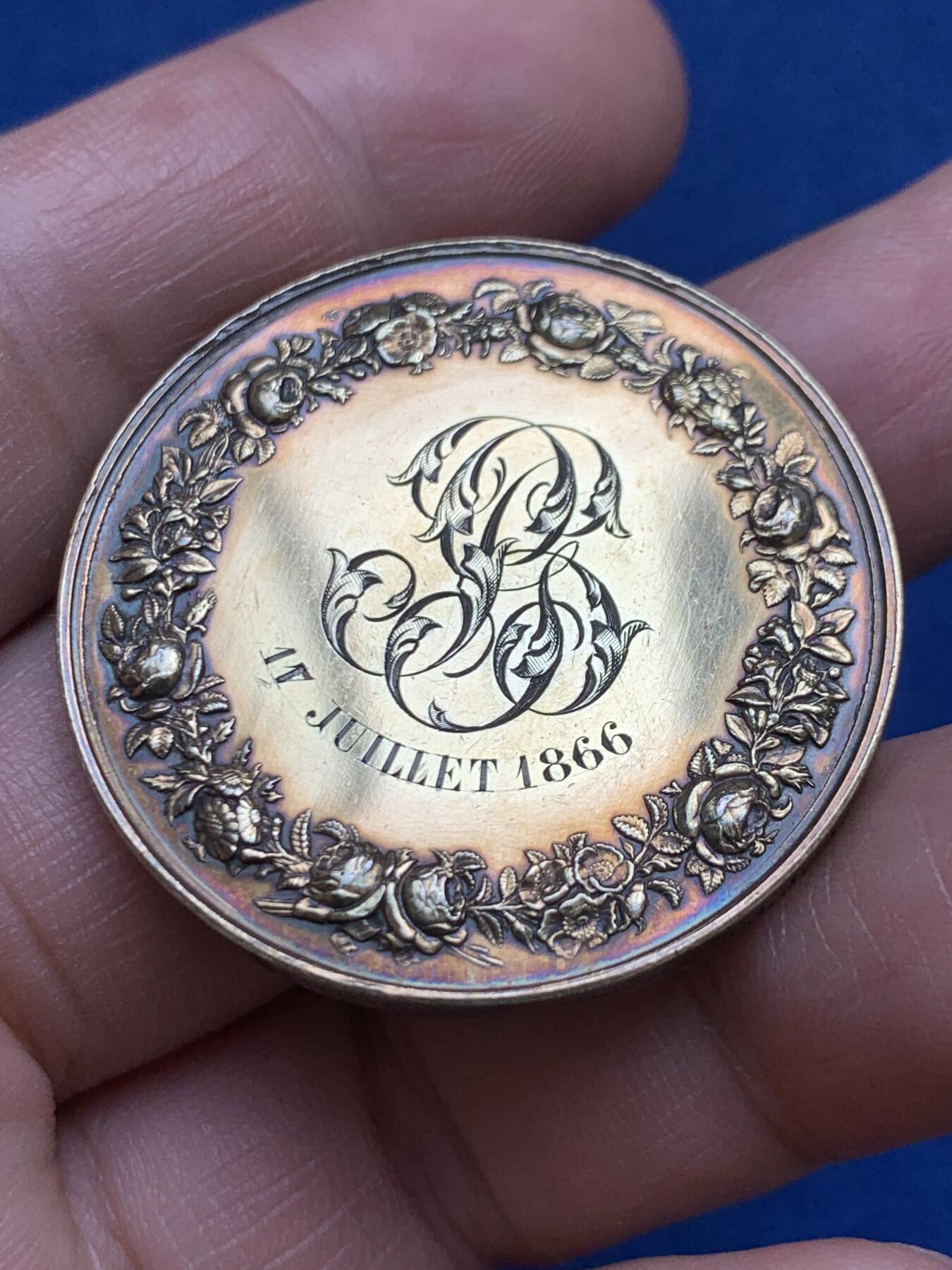 《竞宝斋》第482场 周日，周一 2场连拍 （全场包邮）20级店铺 欢迎送拍 1866年法国主题婚礼纪念镀金银章，正面刻画由宗教女神见证的新人牵手场景，边缘铭文译“宗教将他们结合”。直径：36.6mm，重：22.2g，蜜蜂银标。