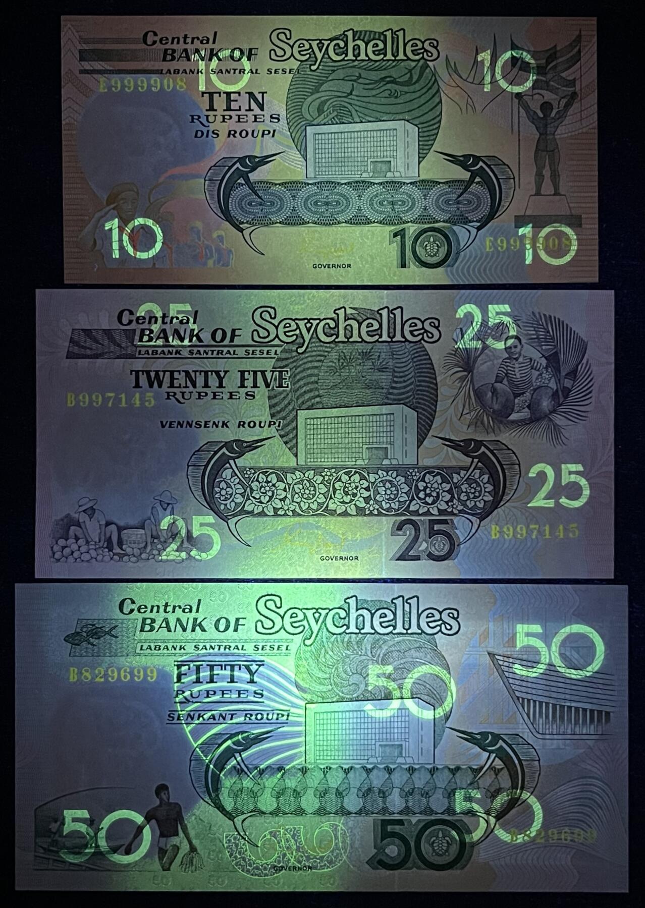 小福收藏拍卖第205期 裸钞场 本期有多张豹子号靓号  大量民国钞 百慕大样钞洋葱冠全套  阿富汗首年份查希尔国王和独立纪念碑 仅发行1000枚亚克力砖封蒙古20000图格里克帝国800周年纪念钞 卢旺达 东加勒比 斯里兰卡等多国精美纸币