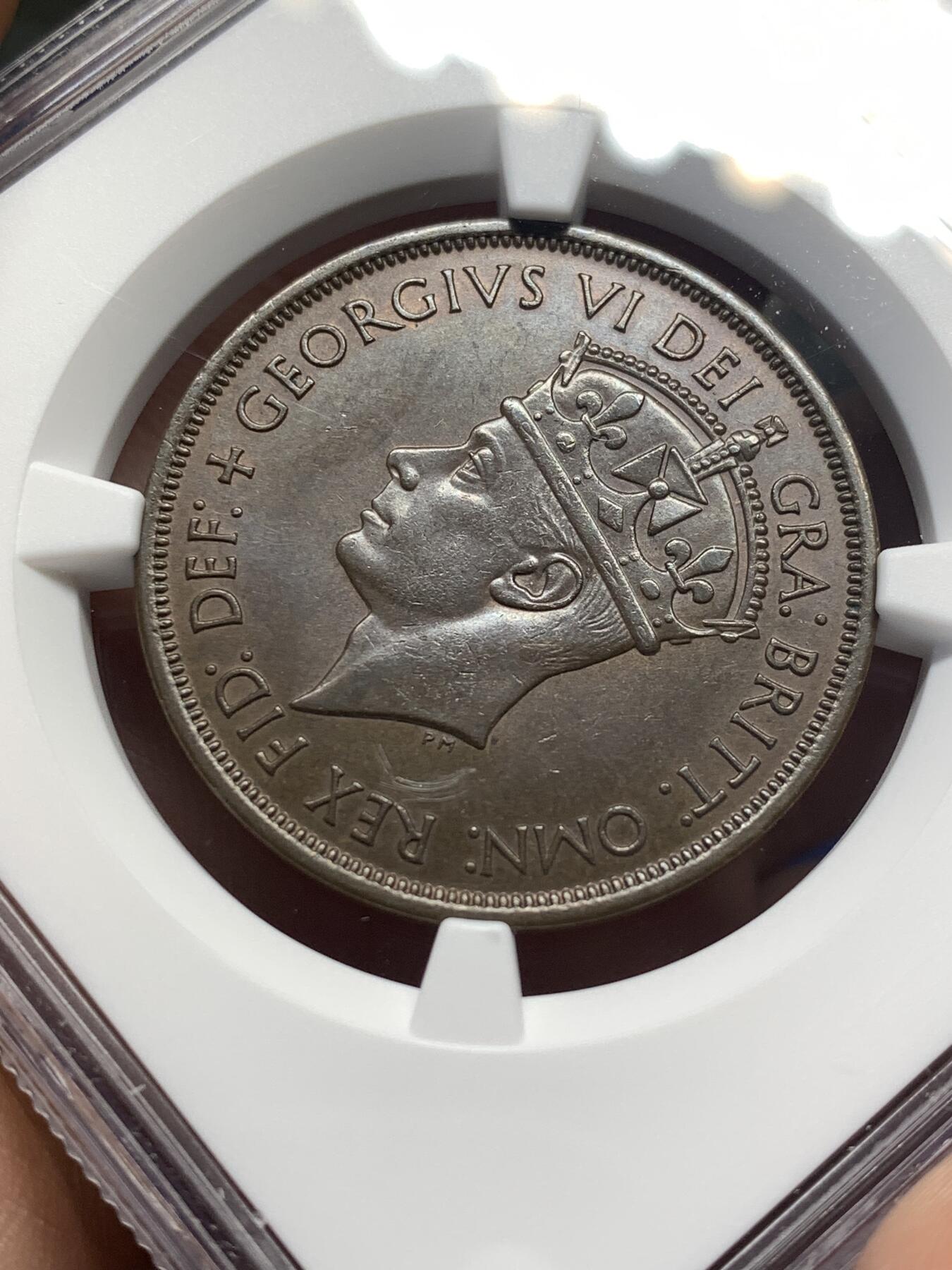 《竞宝斋》第482场 周日，周一 2场连拍 （全场包邮）20级店铺 欢迎送拍 NGC MS63BN 英属泽西岛1945年乔六1/12先令铜币 观感很好，币面覆盖红棕色巧克力包浆，个头很大的一枚