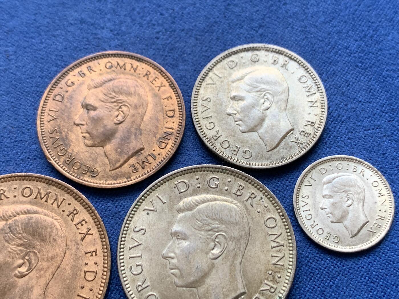 《竞宝斋》第482场 周日，周一 2场连拍 （全场包邮）20级店铺 欢迎送拍 五枚一组 英国1937年半便士，1便士铜币，3便士，1先令，2先令银币，保存不错，细节见图。