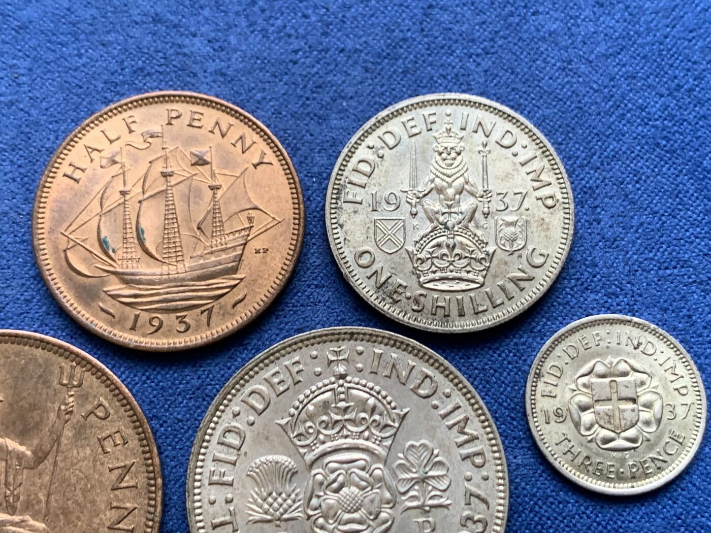 《竞宝斋》第482场 周日，周一 2场连拍 （全场包邮）20级店铺 欢迎送拍 五枚一组 英国1937年半便士，1便士铜币，3便士，1先令，2先令银币，保存不错，细节见图。