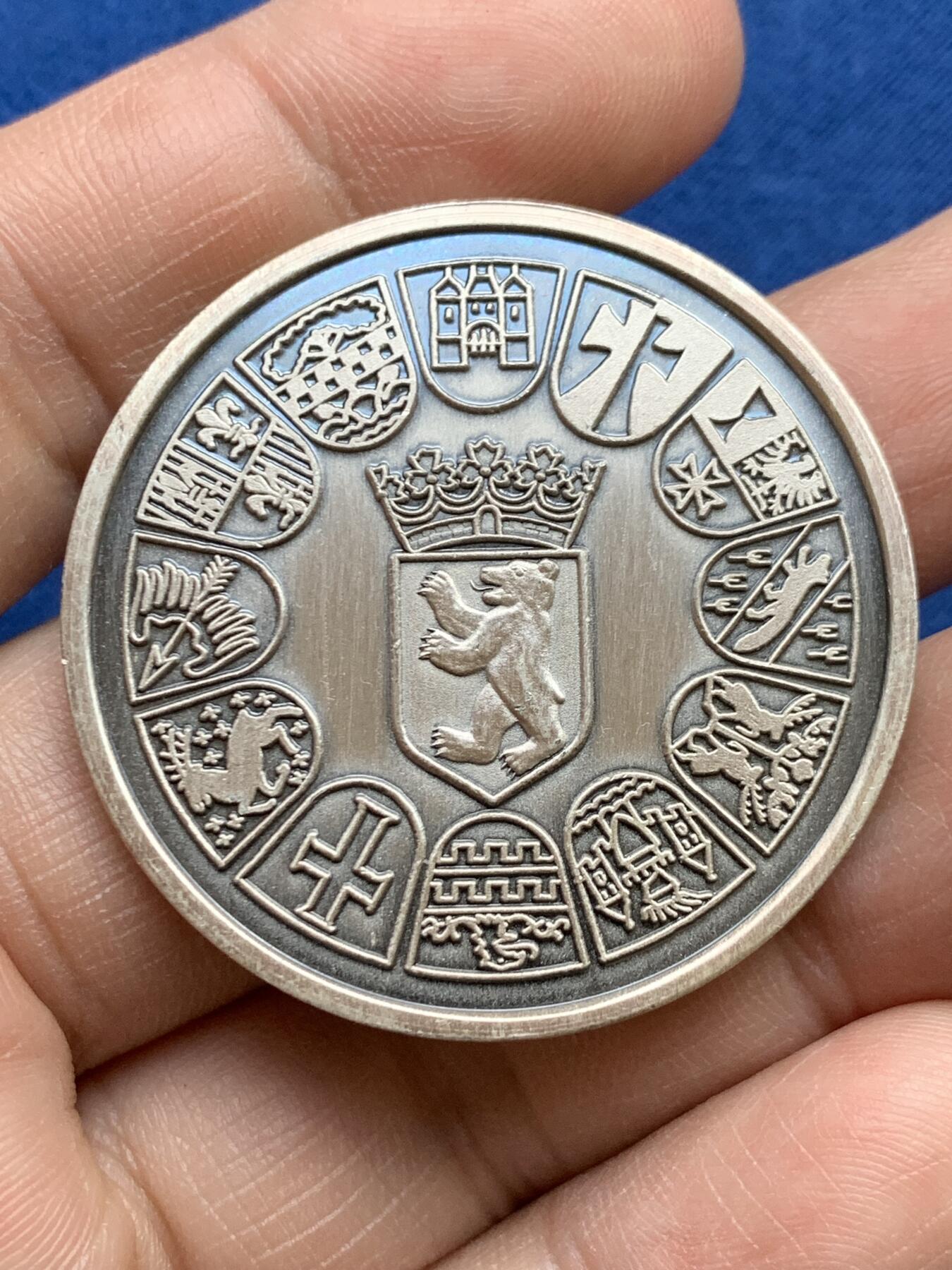 《竞宝斋》第482场 周日，周一 2场连拍 （全场包邮）20级店铺 欢迎送拍 1988年欧洲文化之都柏林银章，1000纯银标，39.8mm，22.8克，正面：柏林的六大领域即建筑/戏剧/文学/艺术/音乐/电影，背面：柏林市徽与12个行政区徽