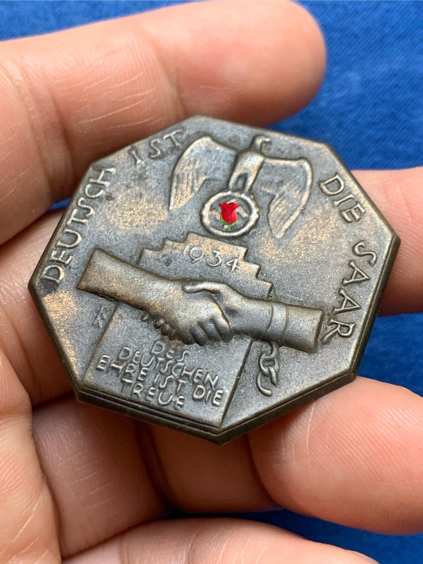 《竞宝斋》第482场 周日，周一 2场连拍 （全场包邮）20级店铺 欢迎送拍 德国八角型胸章 纪念1934年萨尔区光复，版别年代自辨，带别针当心扎手，3.65克，37.5mm