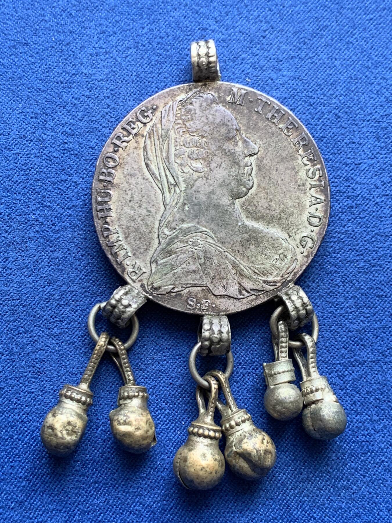 《竞宝斋》第482场 周日，周一 2场连拍 （全场包邮）20级店铺 欢迎送拍 奥匈帝国后铸双须版大奶妈银币吊坠，重36.5克，原味老包浆，早期的款式。