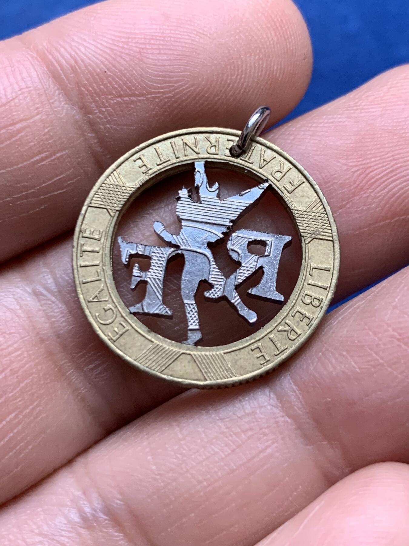 《竞宝斋》第482场 周日，周一 2场连拍 （全场包邮）20级店铺 欢迎送拍 法国10法郎自由精灵硬币镂空自制吊坠 重约4.5克 22.7mm