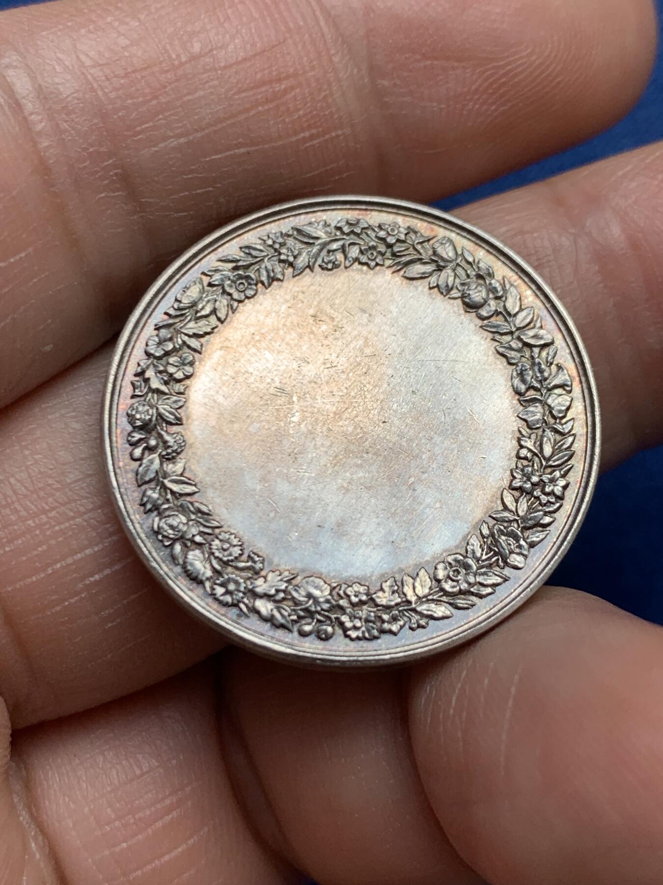 《竞宝斋》第482场 周日，周一 2场连拍 （全场包邮）20级店铺 欢迎送拍 法国结婚纪念银章 背面无刻字 27.2mm 9.95克 蜜蜂银标