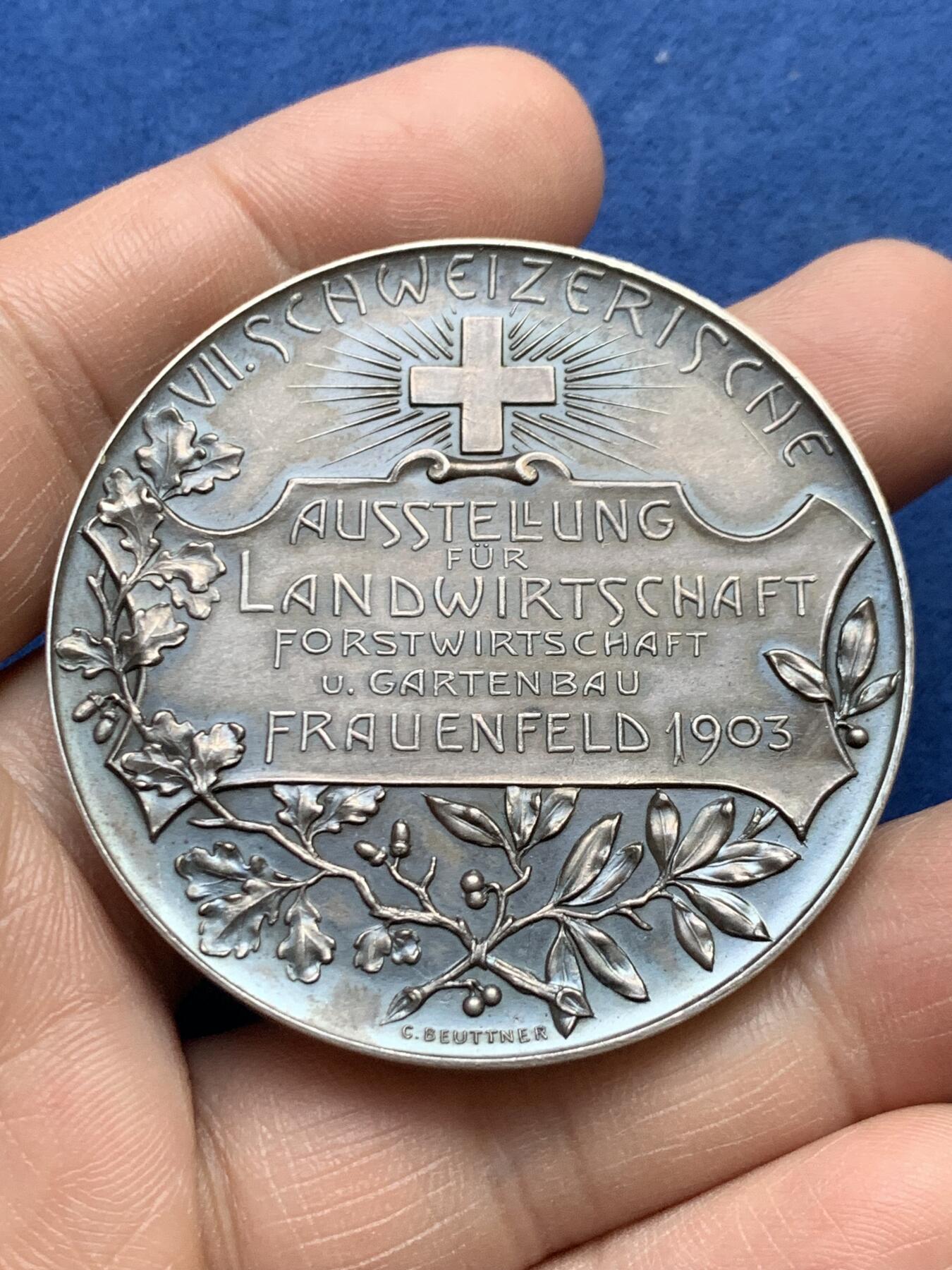 《竞宝斋》第482场 周日，周一 2场连拍 （全场包邮）20级店铺 欢迎送拍 瑞士1903年弗劳恩菲尔德大银章，瑞士第七届农林业博览会银章，直径50mm左右，重约53克左右，非常经典的铁灰包浆，很养眼，上手舒服。