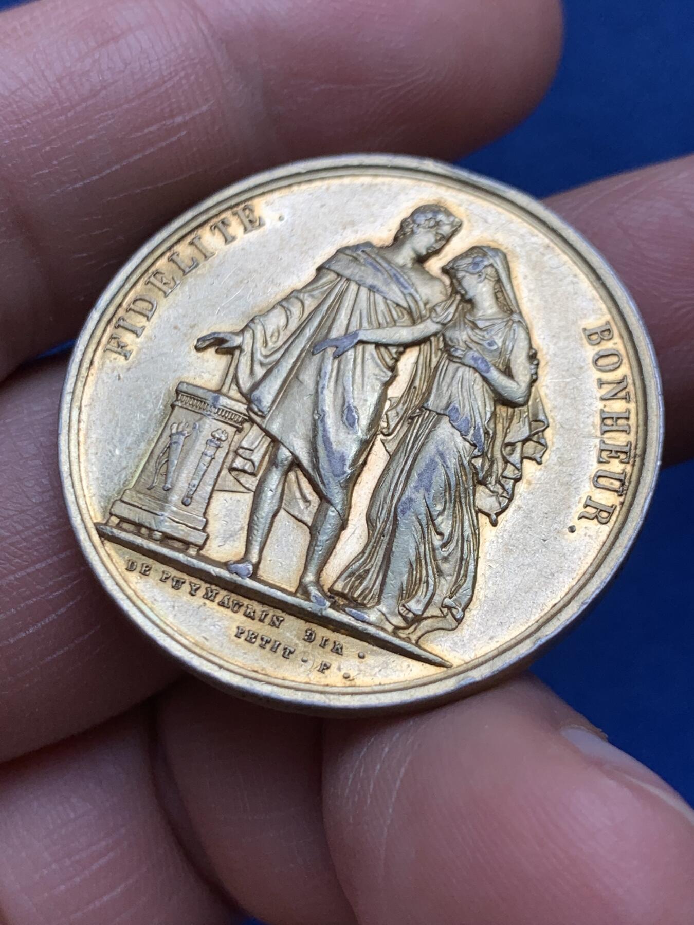 《竞宝斋》第482场 周日，周一 2场连拍 （全场包邮）20级店铺 欢迎送拍 1829年法国新古典主义风格婚礼纪念镀金银章，由Depaulis与Petit两位大师合作制造，正面刻画了新婚夫妇相拥场景，边缘铭文译“忠诚、幸福“，底部双大师签名，背面桂叶花环代表荣誉与永恒，结合花环寓意婚姻珍贵长久。直径：32.7mm，重：15.2g