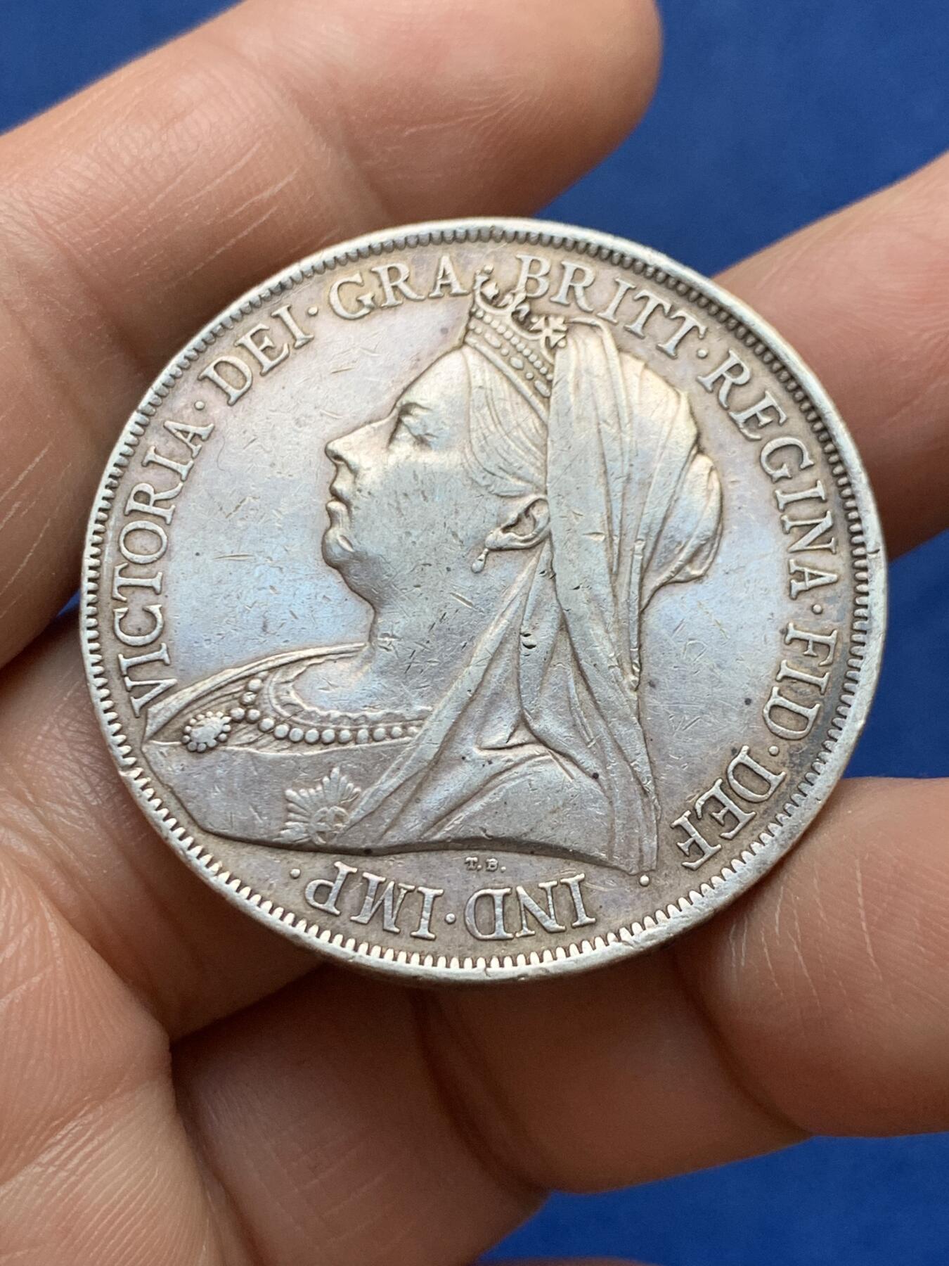 《竞宝斋》第482场 周日，周一 2场连拍 （全场包邮）20级店铺 欢迎送拍 英国1900年维多利亚女皇披纱马剑一克朗银币 背面有戳记 细节见图