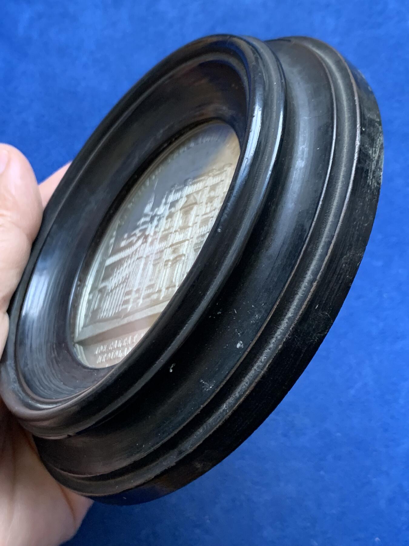 《竞宝斋》第482场 周日，周一 2场连拍 （全场包邮）20级店铺 欢迎送拍 少见教堂纪念章 意大利帕维亚加尔都西会修道院（Certosa di Pavia）锡质建筑纪念章（黑色圆框装饰） 刻画很细致入微 很具有张力 超高浮雕 既是藏品也是装饰品 带框重259克 总直径约126mm（章直径超过70mm）