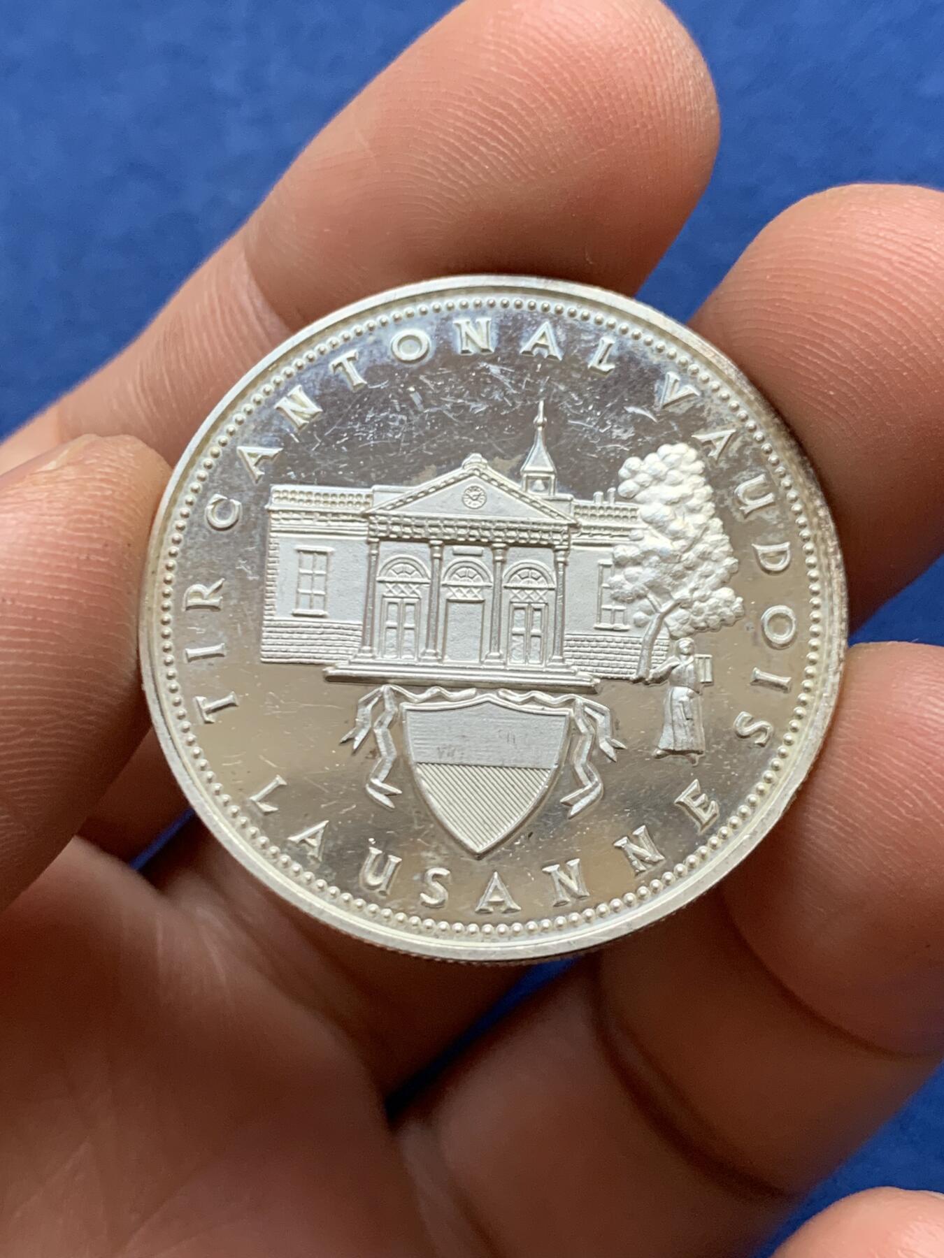 《竞宝斋》第482场 周日，周一 2场连拍 （全场包邮）20级店铺 欢迎送拍 1975年瑞士沃州洛桑射击协会150周年纪念银章，900银，33mm，15克。