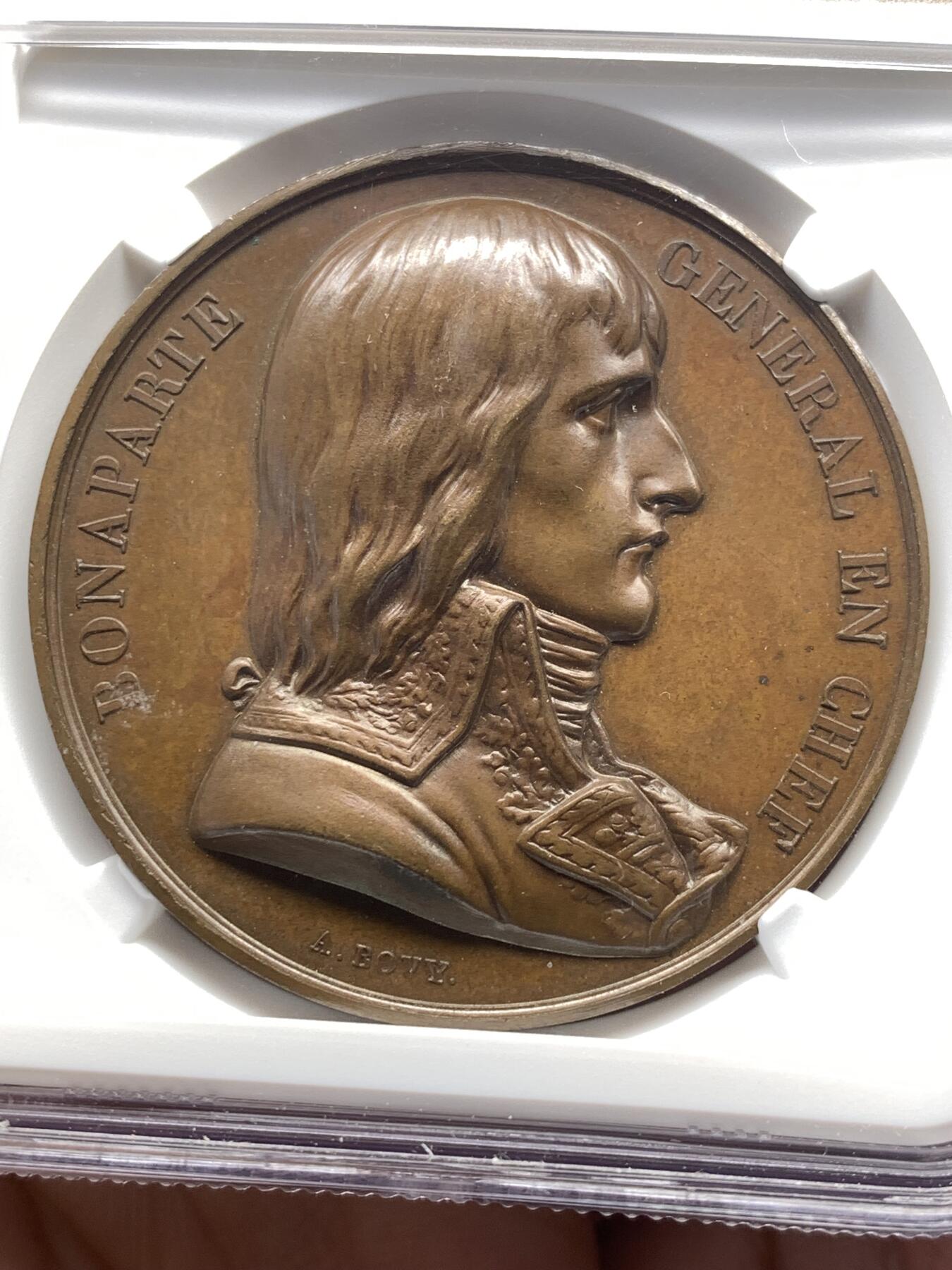 《竞宝斋》第482场 周日，周一 2场连拍 （全场包邮）20级店铺 欢迎送拍 NGC MS64BN 法国拿破仑一世铜章 纪念1798年拿破仑率领法国军队远征埃及 正面为拿破仑·波拿巴右向半身肖像，背面描绘拿破仑骑马在军阵前讲话的场景，远处为埃及金字塔，士兵列队而立，上方铭文“Soldats! du haut de ces pyramides 40 siècles vous contemplent”，意为“士兵们，从这些金字塔的高处，四十个世纪在注视着你们”。加厚盒封装