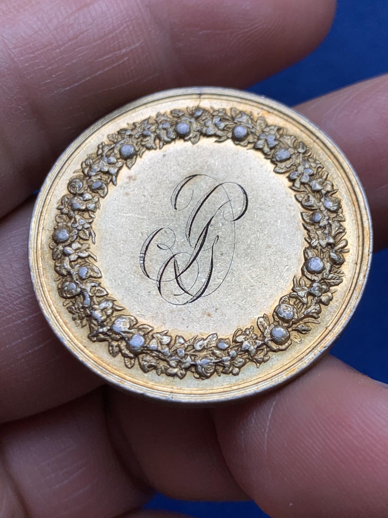 《竞宝斋》第482场 周日，周一 2场连拍 （全场包邮）20级店铺 欢迎送拍 1829年法国新古典主义风格婚礼纪念镀金银章，由Depaulis与Petit两位大师合作制造，正面刻画了新婚夫妇相拥场景，边缘铭文译“忠诚、幸福“，底部双大师签名，背面桂叶花环代表荣誉与永恒，结合花环寓意婚姻珍贵长久。直径：32.7mm，重：15.2g