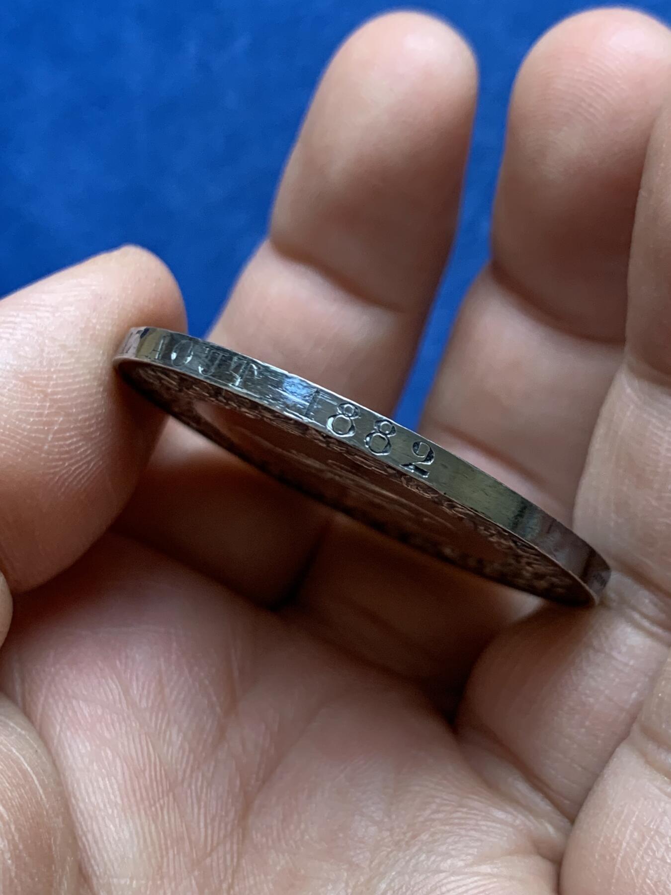 《竞宝斋》第482场 周日，周一 2场连拍 （全场包邮）20级店铺 欢迎送拍 1882年法国主题婚礼纪念大银章，带原盒。正面：刻画新人在基督教祭坛与十字架前宣誓的场景，边缘标注“MARIAGE”与“FIDELITE”，底部有“FRAISSE F.”雕刻师署名，背面：以玫瑰花环环绕花体字母组合，玫瑰象征爱情忠贞，花环设计强化婚姻圆满的寓意。直径：41.2mm，重：31.8g，蜜蜂银标。