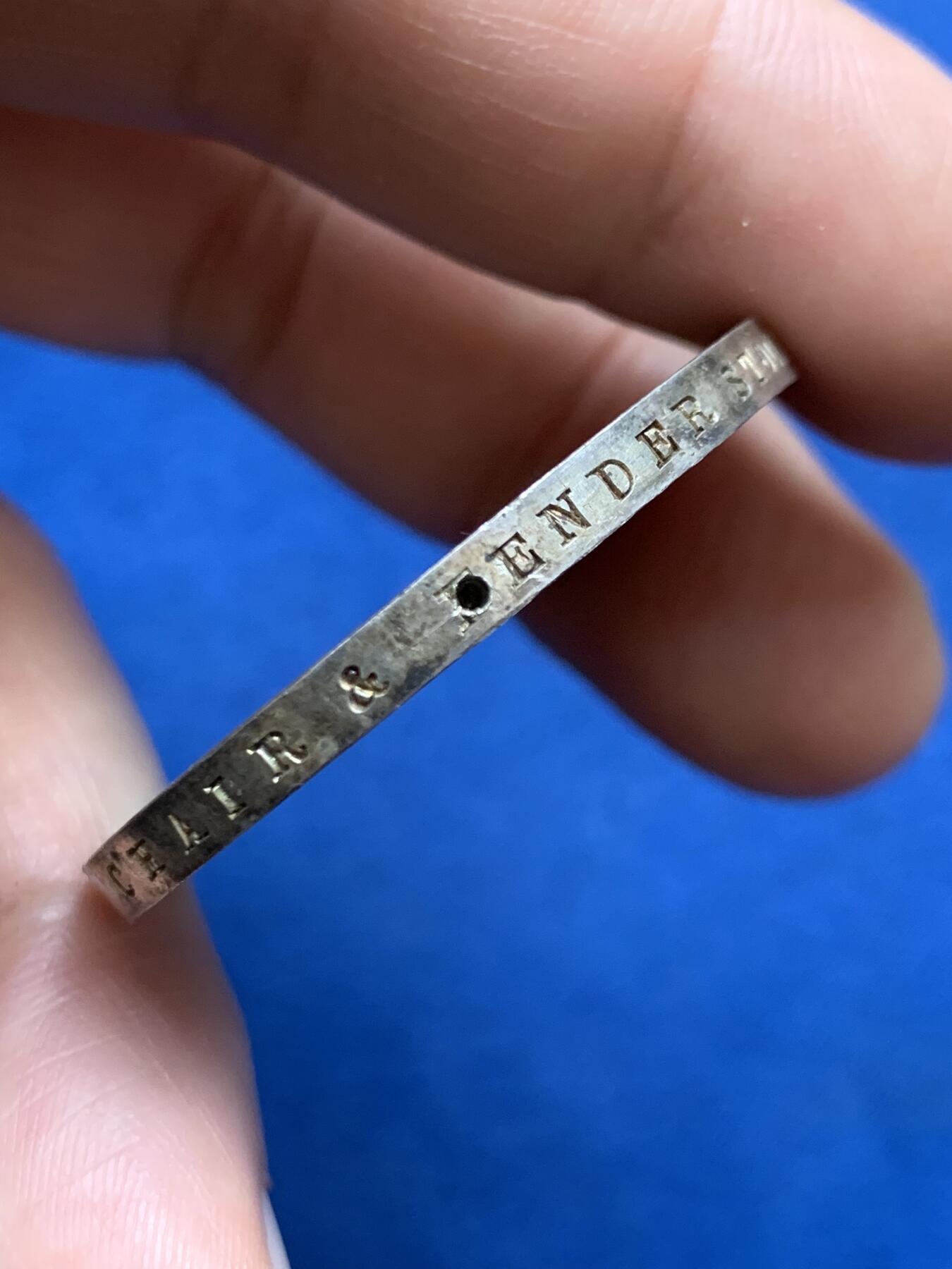 《竞宝斋》第482场 周日，周一 2场连拍 （全场包邮）20级店铺 欢迎送拍 澳大利亚塔斯马尼亚霍巴特市工业展览会银质奖章，罕见的外圆内八造型。边有对孔（挂奖牌）。该章是澳大利亚殖民时期极具代表性的收藏品，极少见，历史价值高。由塔斯马尼亚政府及地方议会主办制造。正面图案：描绘了象征霍巴特的拟人化形象坐于祭坛之上，手持花环。铭文译：以此为基，霍巴特日益强盛。背面 拉丁文箴言译为：时代在变，我们亦随之改变；唯有美德（或技艺）是不可或缺的。直径：38.3m，24.6克。