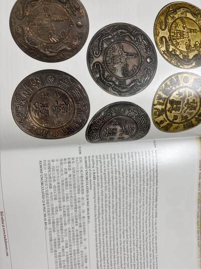 文馨钱币收藏第 303 场，【五一钱币荟，收藏盛宴】长期接代拍业务 2015年 SBP 拍卖目录表，世界各国各朝各代货币成交记录详细介绍目录表，全书共 526 页，厚重。知识丰富全面详细具体，需要的不要错过了，此书不包邮，邮费按实际支付为准