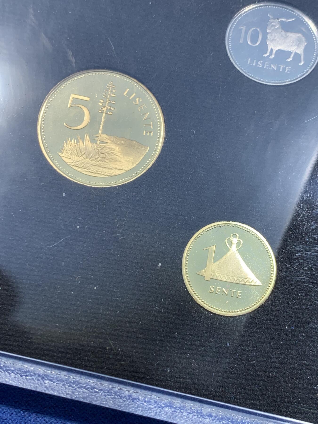 《竞宝斋》第482场 周日，周一 2场连拍 （全场包邮）20级店铺 欢迎送拍 莱索托1979年首套流通币套装，全套7枚，原装原盒，品相很美，莱索托建国首套货币，历史意义重大，非洲钱币收藏精品，成套少见。