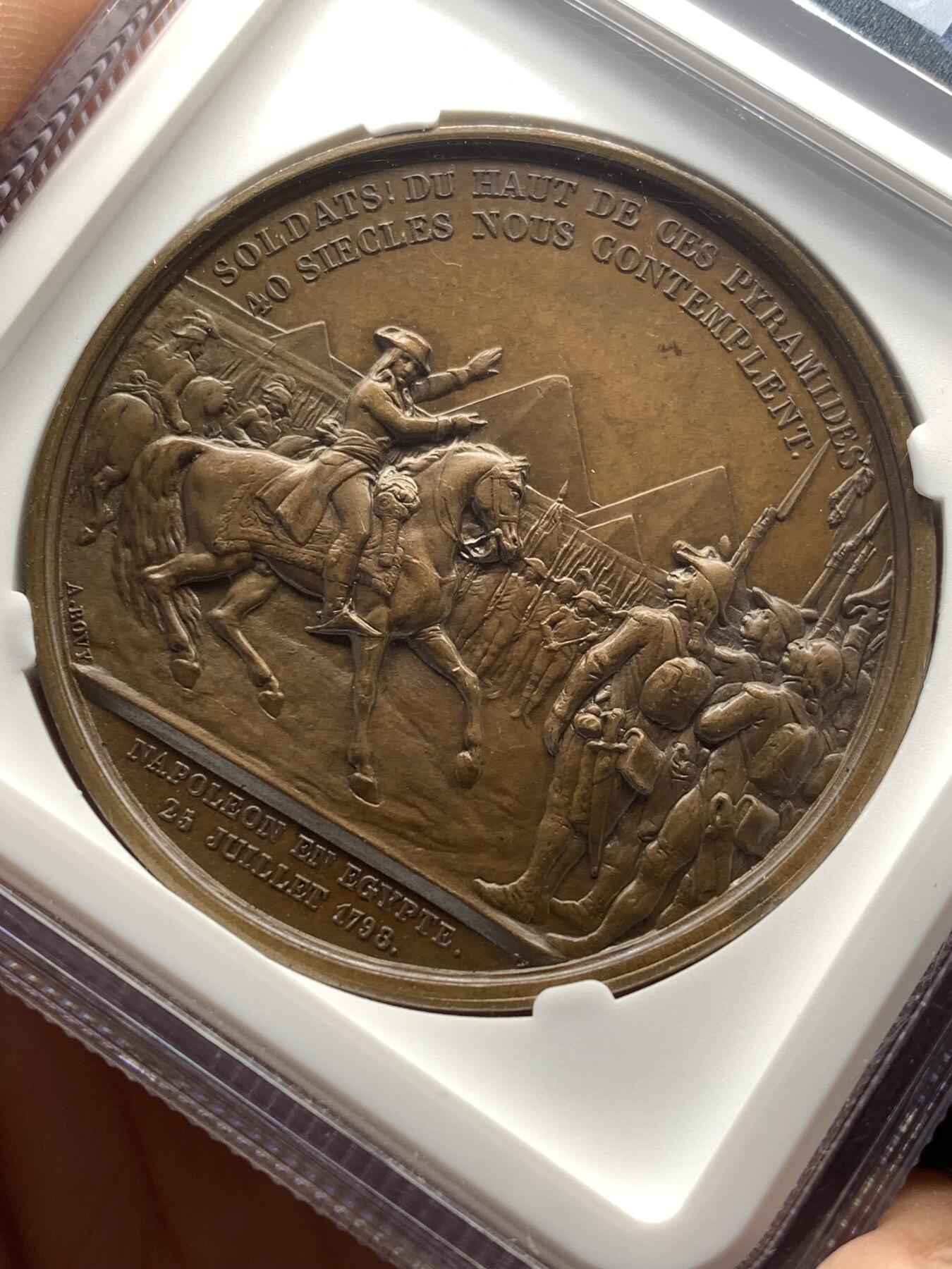 《竞宝斋》第482场 周日，周一 2场连拍 （全场包邮）20级店铺 欢迎送拍 NGC MS64BN 法国拿破仑一世铜章 纪念1798年拿破仑率领法国军队远征埃及 正面为拿破仑·波拿巴右向半身肖像，背面描绘拿破仑骑马在军阵前讲话的场景，远处为埃及金字塔，士兵列队而立，上方铭文“Soldats! du haut de ces pyramides 40 siècles vous contemplent”，意为“士兵们，从这些金字塔的高处，四十个世纪在注视着你们”。加厚盒封装