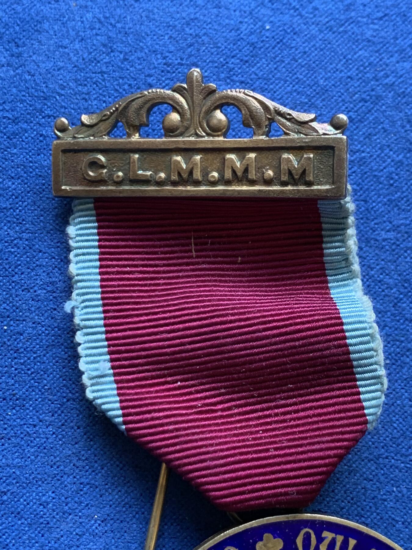 《竞宝斋》第482场 周日，周一 2场连拍 （全场包邮）20级店铺 欢迎送拍 英国1949年共济会镀金银章。工艺精湛，走狮银标清晰，金水法琅饱满，伦敦原盒。共济会是西方颇带神秘色彩的组织，美元钞票上某些图案的来源。总重约30.6克