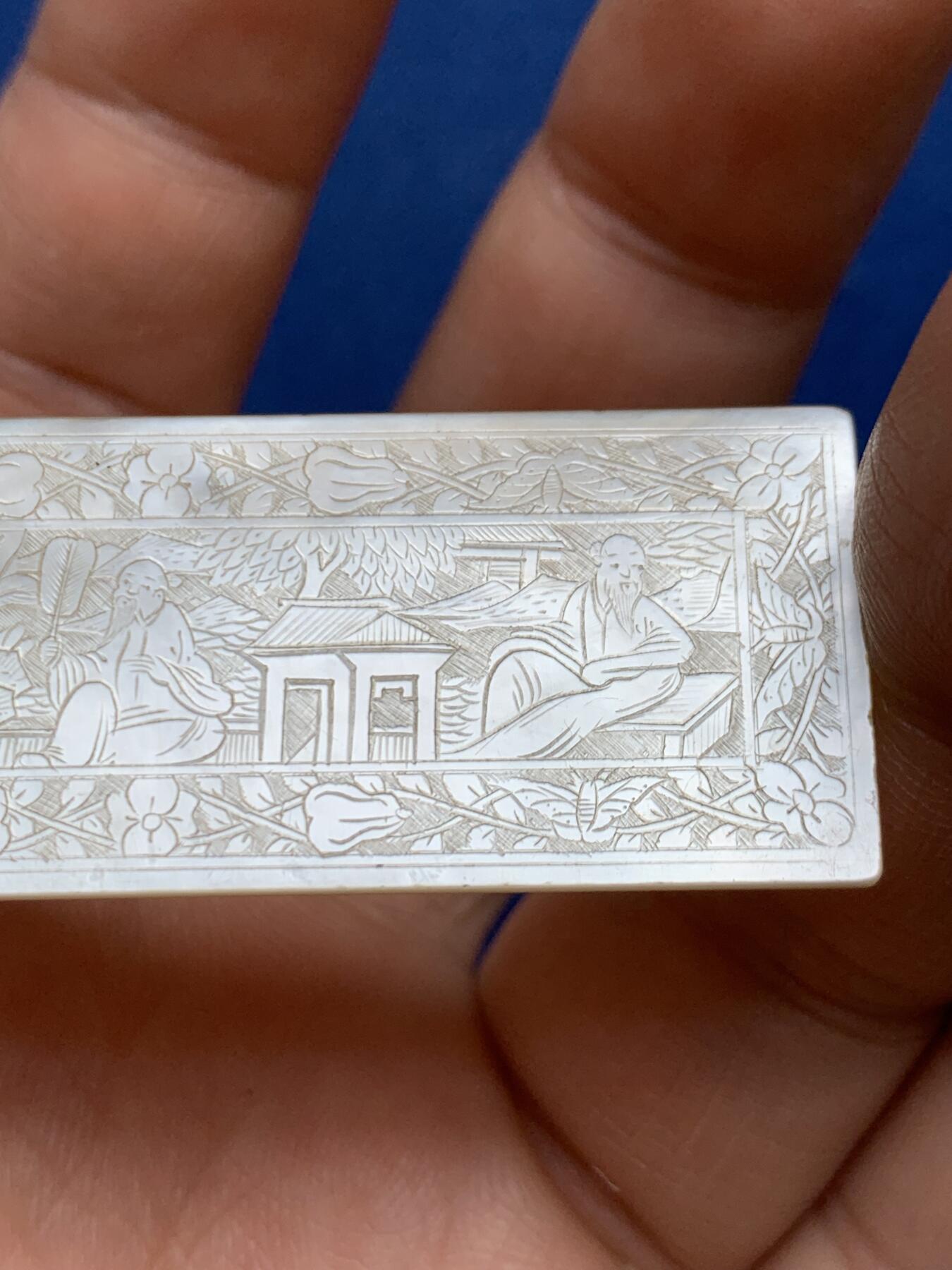 《竞宝斋》第482场 周日，周一 2场连拍 （全场包邮）20级店铺 欢迎送拍 清代螺钿筹码，清代工匠手工精雕出口至欧美贵族的贝母制品，东方韵味，珠光玉润，雕刻精美，稀奇类似拍品价格达500+。4.5克，58.6*20.3mm。