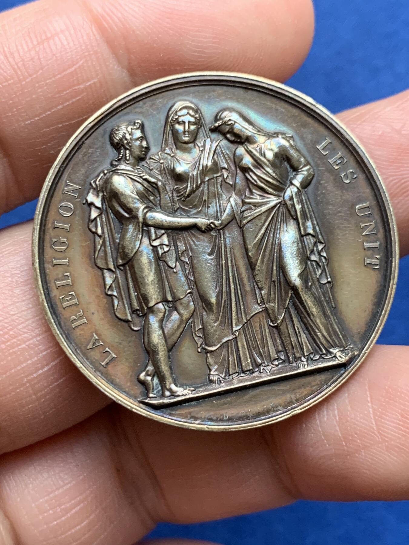 《竞宝斋》第482场 周日，周一 2场连拍 （全场包邮）20级店铺 欢迎送拍 1866年法国主题婚礼纪念镀金银章，正面刻画由宗教女神见证的新人牵手场景，边缘铭文译“宗教将他们结合”。直径：36.6mm，重：22.2g，蜜蜂银标。