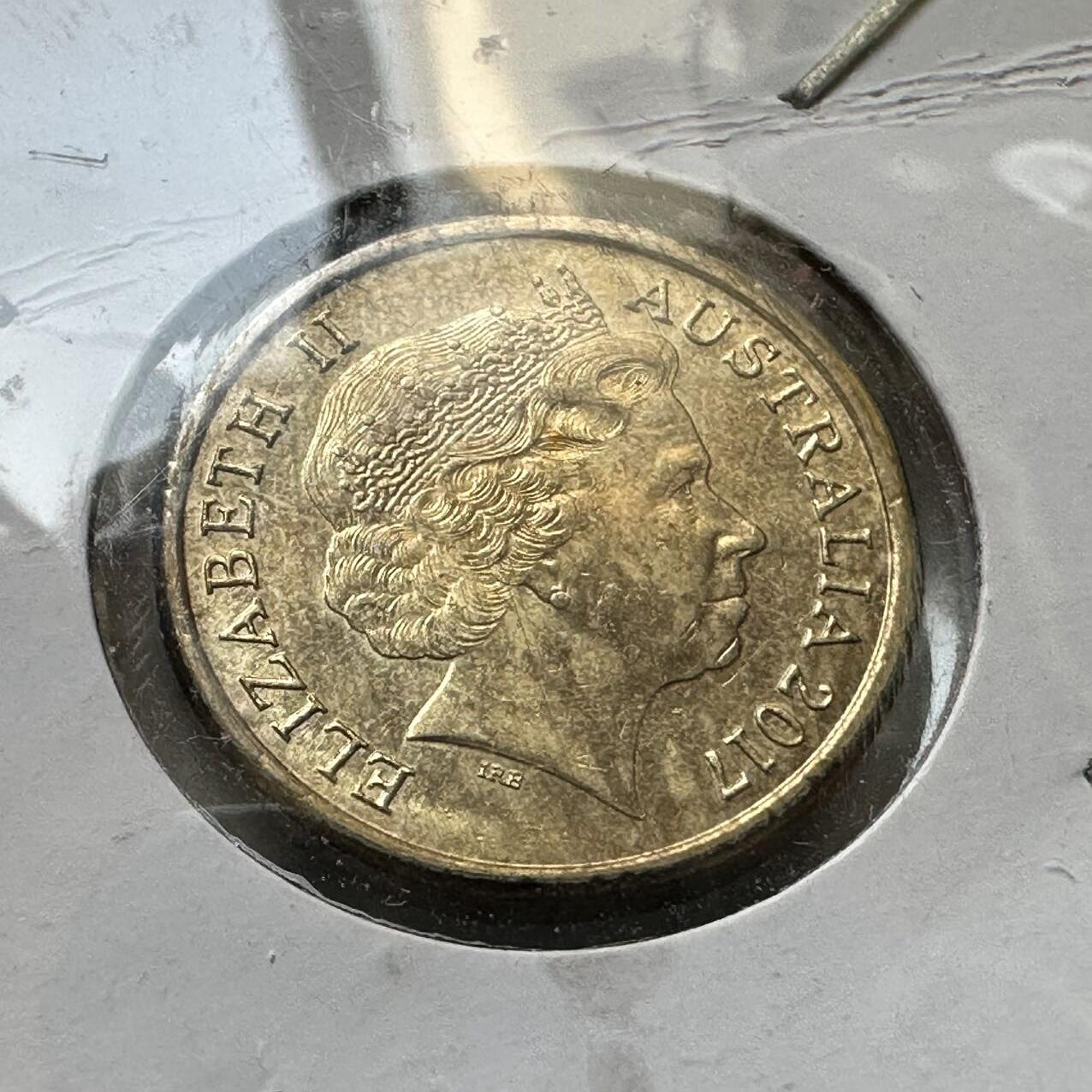 🌹外币初藏🌹🐯2026年第44场   每周二四六晚8️⃣点  世界硬币  澳大利亚 2017年 《袋貂魔法》30周年 2澳元彩色纪念币（红粉彩环版）