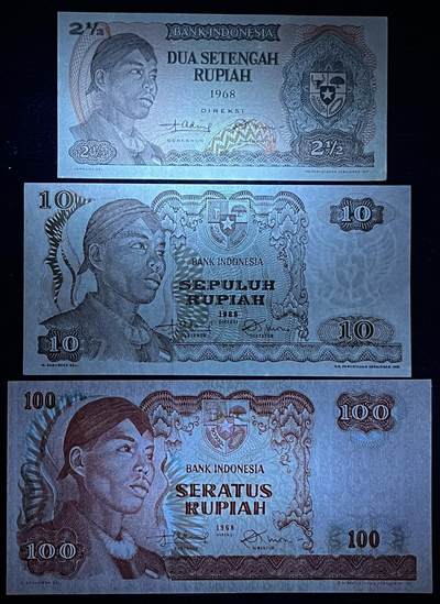 小福收藏拍卖第205期 裸钞场 本期有多张豹子号靓号  大量民国钞 百慕大样钞洋葱冠全套  阿富汗首年份查希尔国王和独立纪念碑 仅发行1000枚亚克力砖封蒙古20000图格里克帝国800周年纪念钞 卢旺达 东加勒比 斯里兰卡等多国精美纸币 印度尼西亚 1968年 2又1/2+10+100卢比 比上一拍品相更好 （1张无47 1张尾8）1组3张 unc