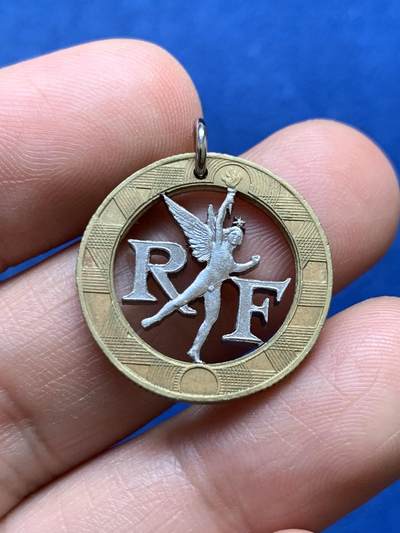 《竞宝斋》第482场 周日，周一 2场连拍 （全场包邮）20级店铺 欢迎送拍 - 法国10法郎自由精灵硬币镂空自制吊坠 重约4.5克 22.7mm