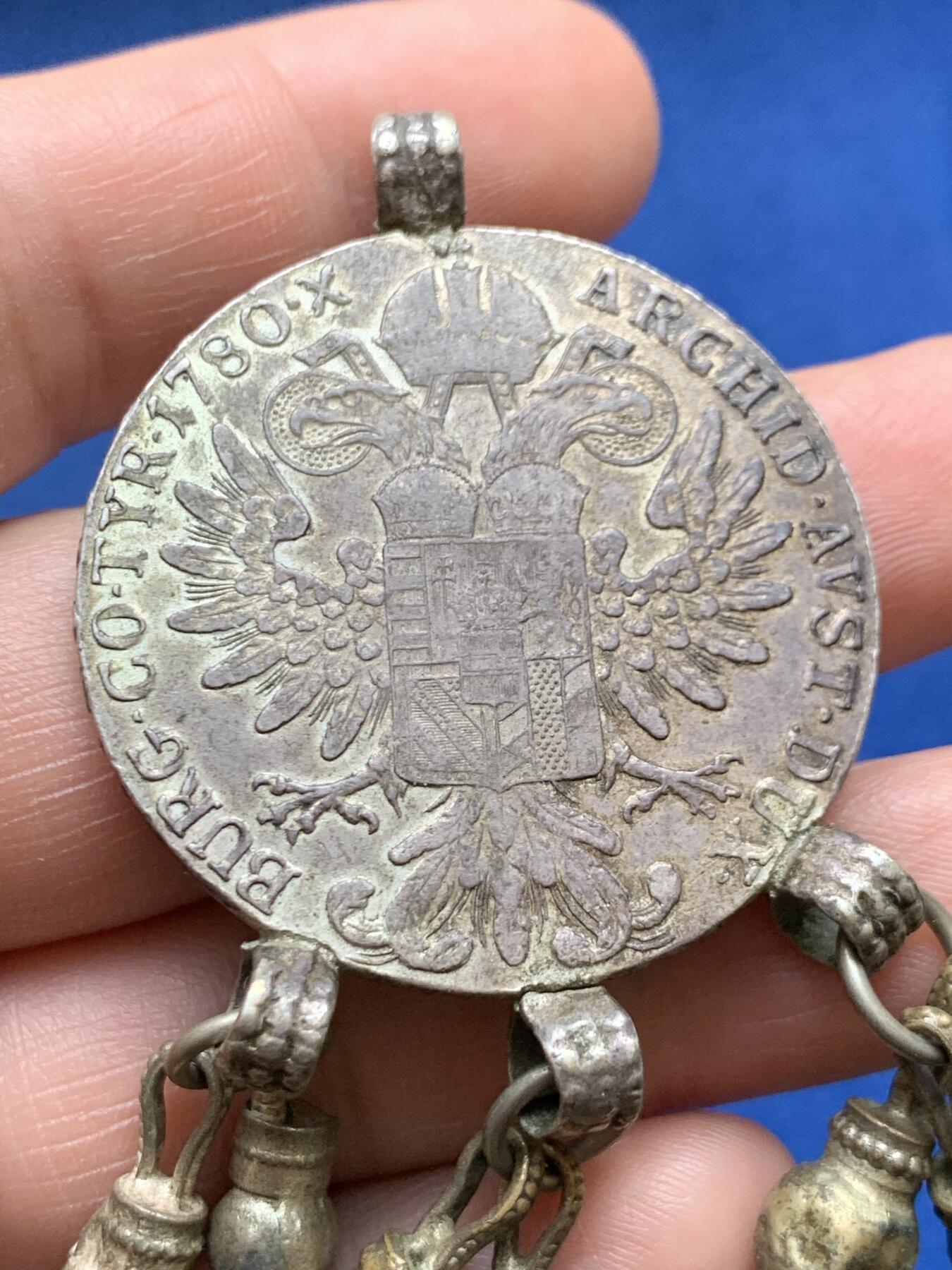 《竞宝斋》第482场 周日，周一 2场连拍 （全场包邮）20级店铺 欢迎送拍 奥匈帝国后铸双须版大奶妈银币吊坠，重36.5克，原味老包浆，早期的款式。