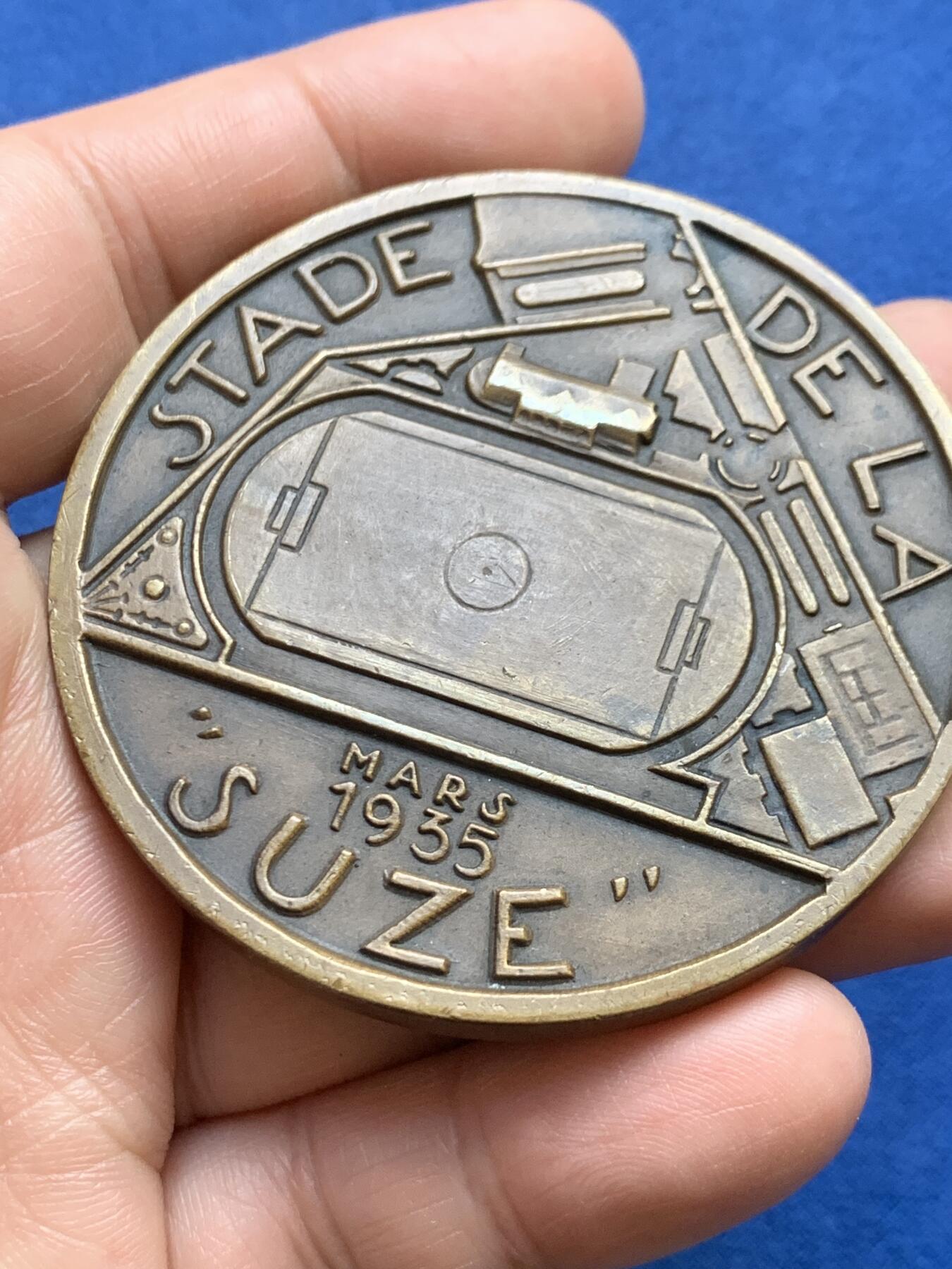 《竞宝斋》第482场 周日，周一 2场连拍 （全场包邮）20级店铺 欢迎送拍 法国苏兹体育场纪念铜章 111.7克 59.3mm